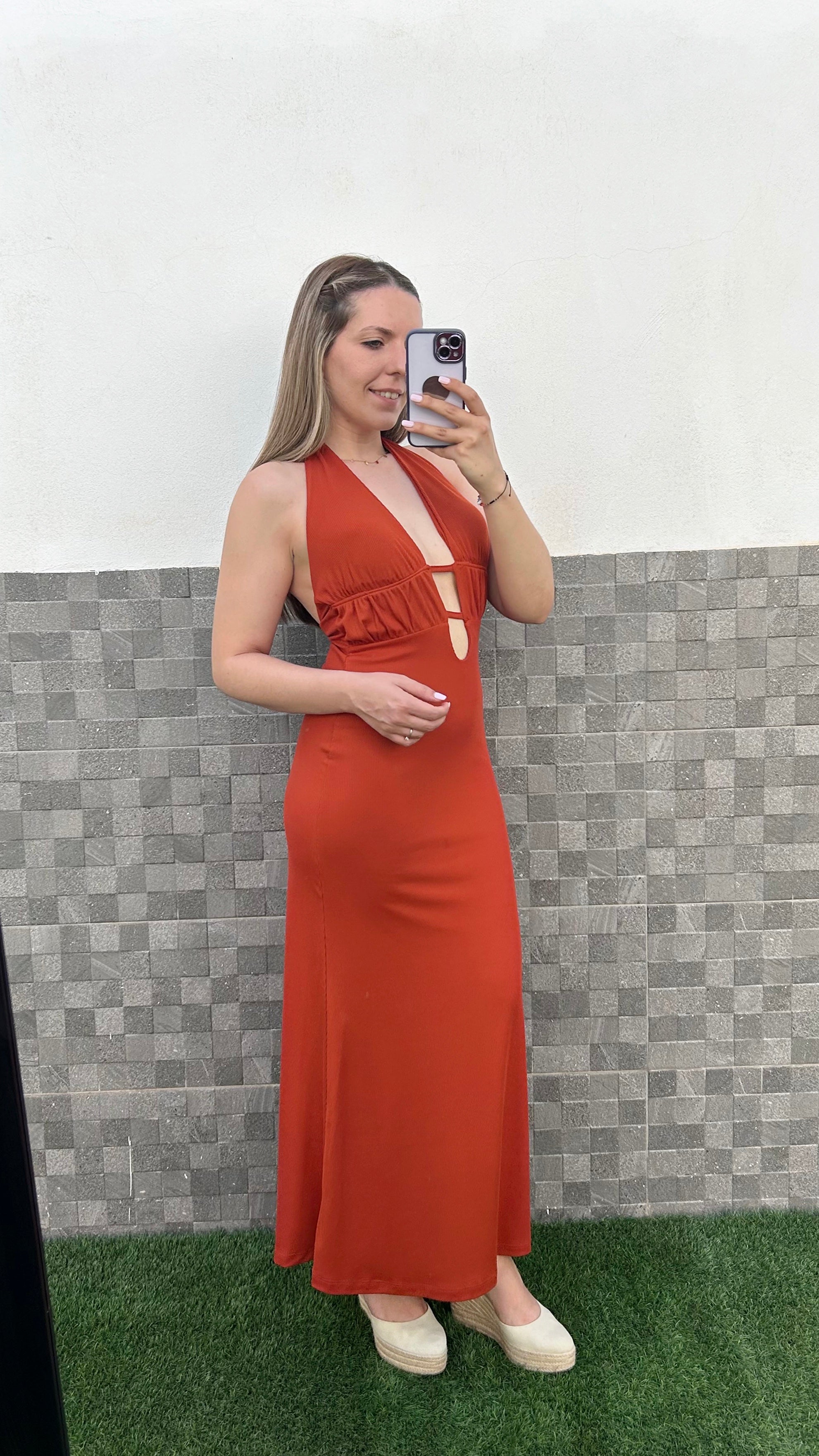 Vestido midi canalé escote pronunciado teja