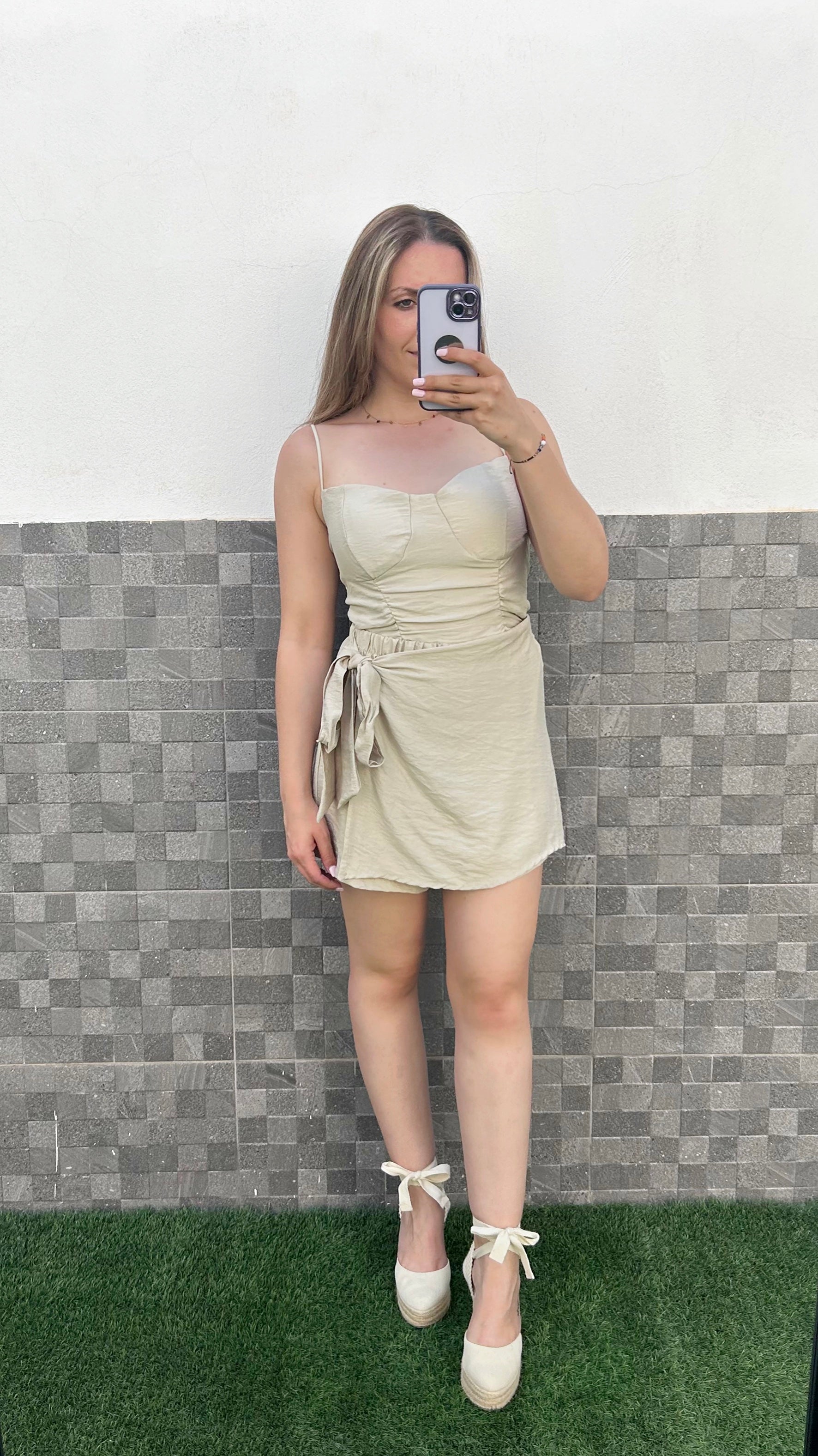 Top escote fruncido beige