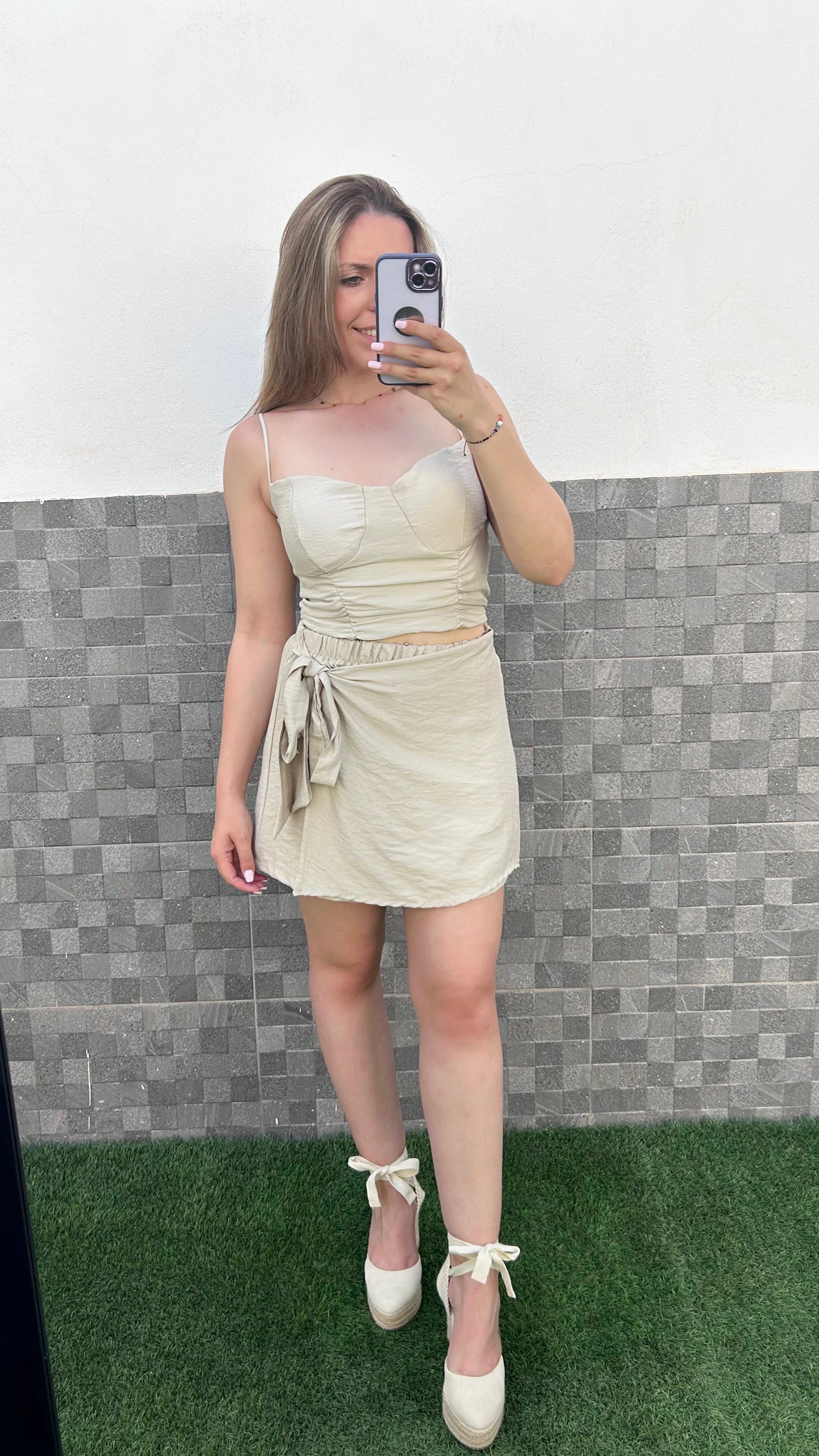 Top escote fruncido beige
