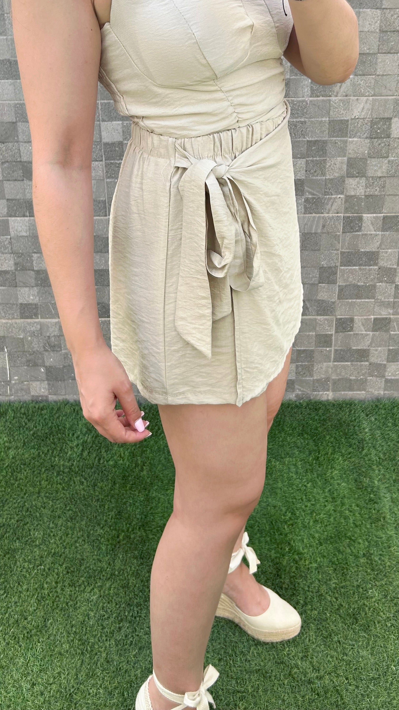 Top escote fruncido beige