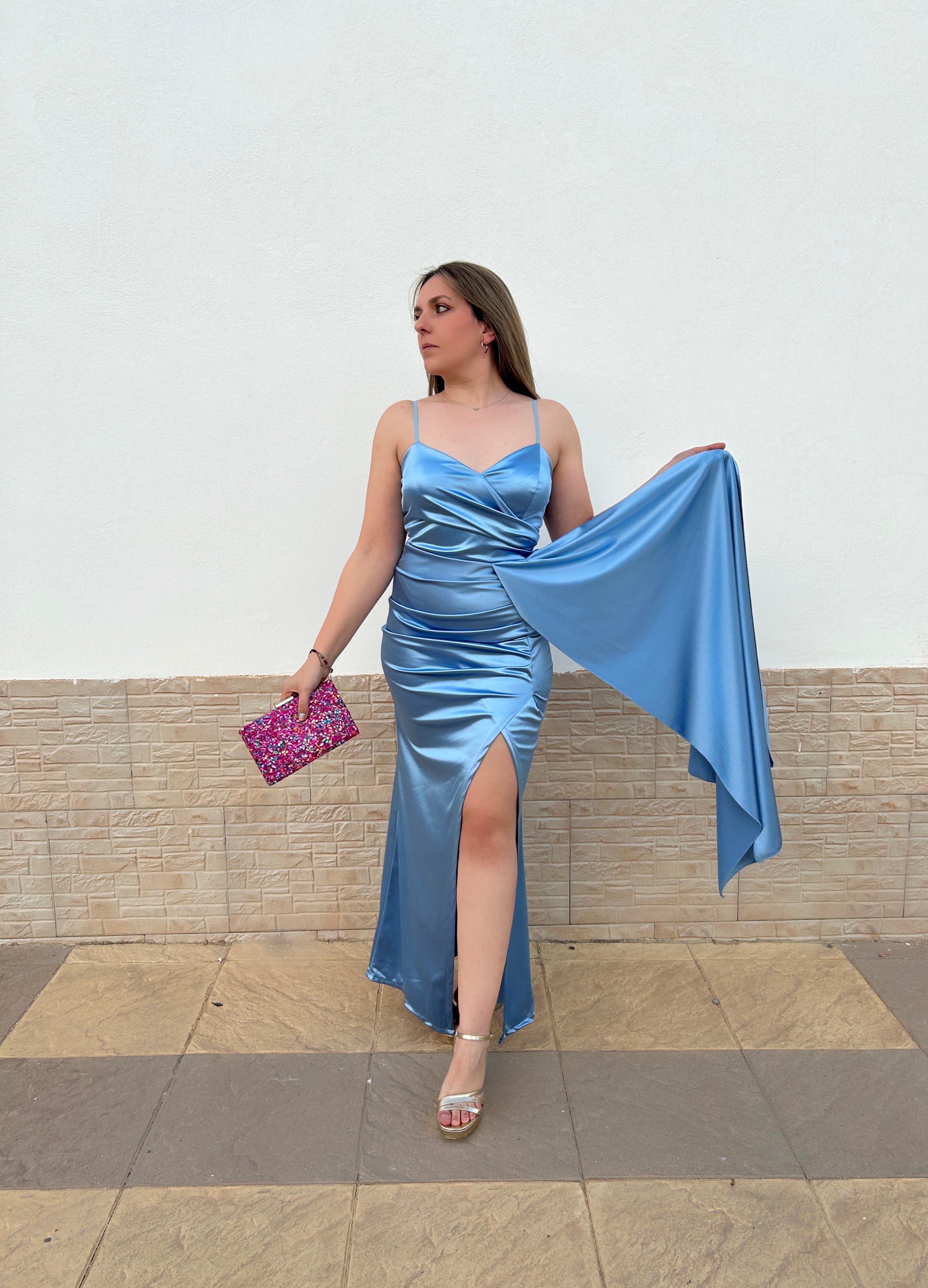 Abito mantella con spacco azzurro