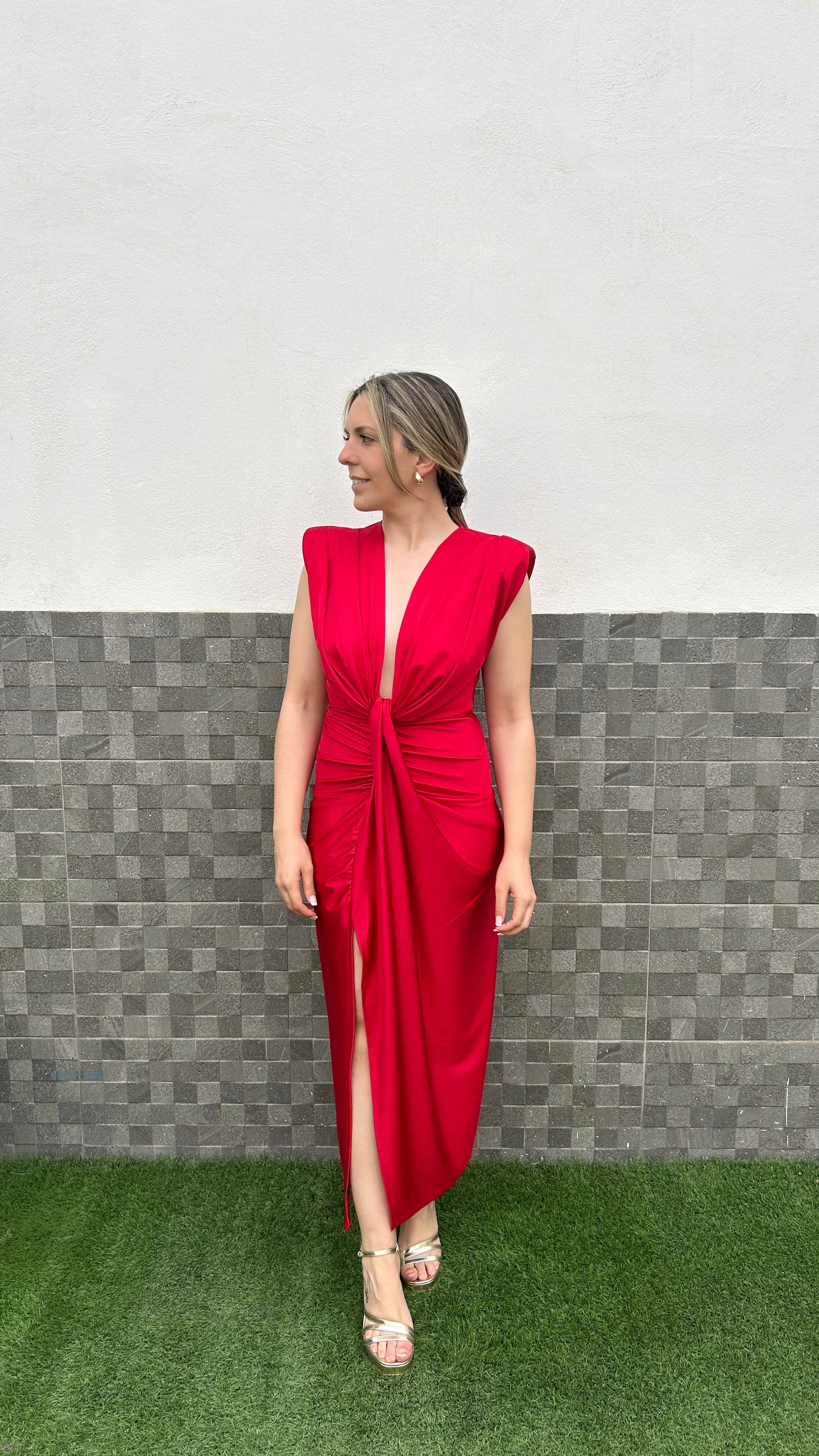 Vestido hombreras escote nudo rojo