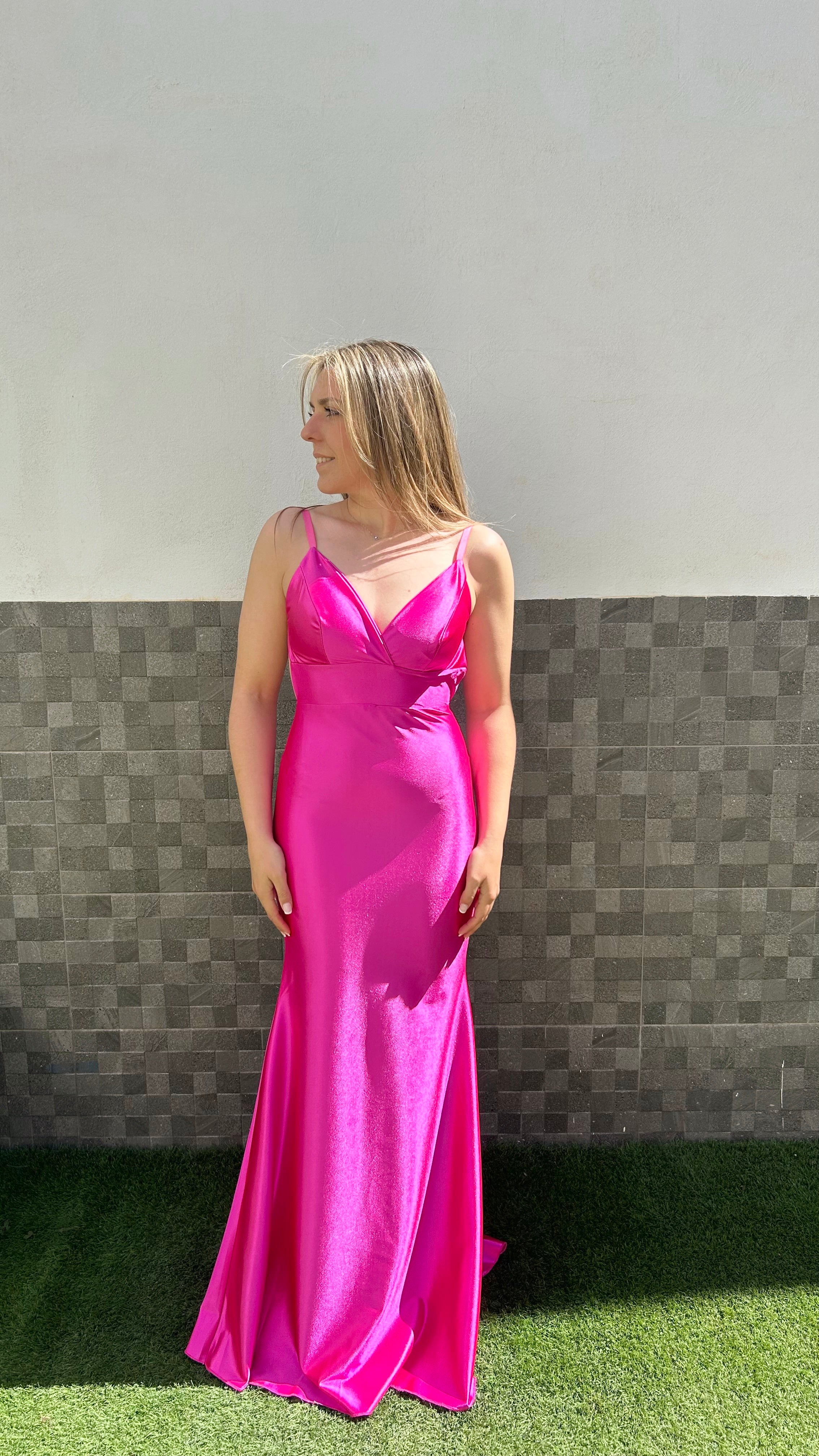 Vestido satin espalda sirena fucsia