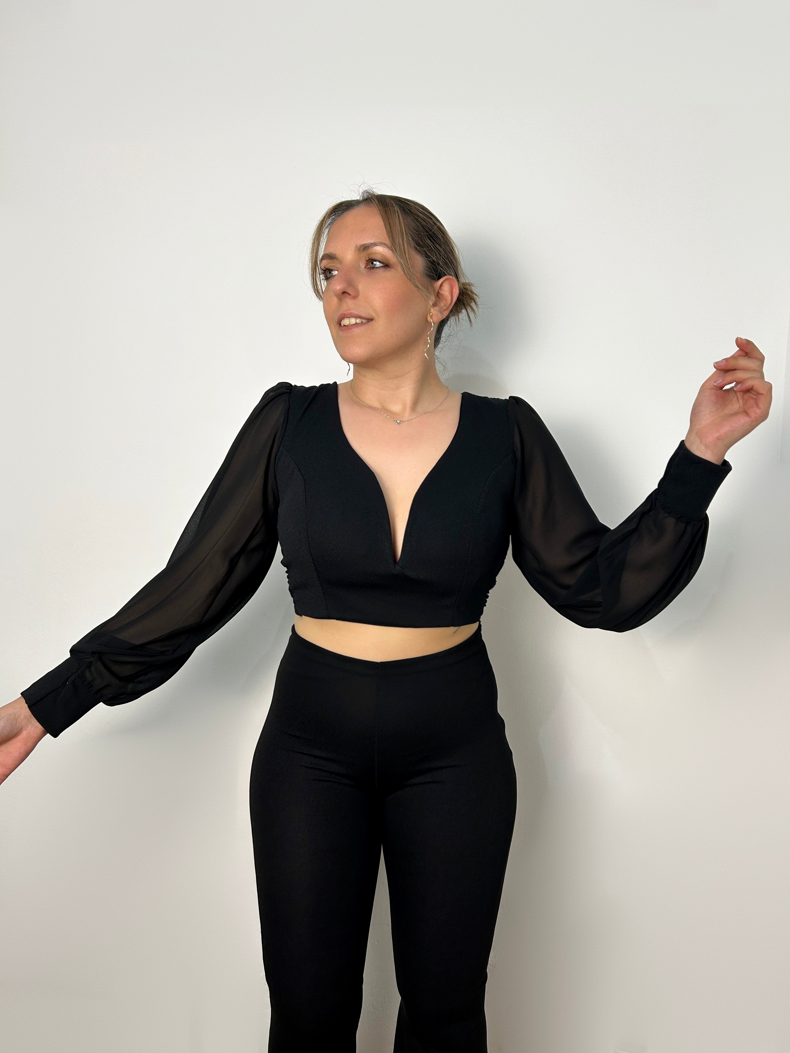 Parte superiore con fiocco nero sul retro