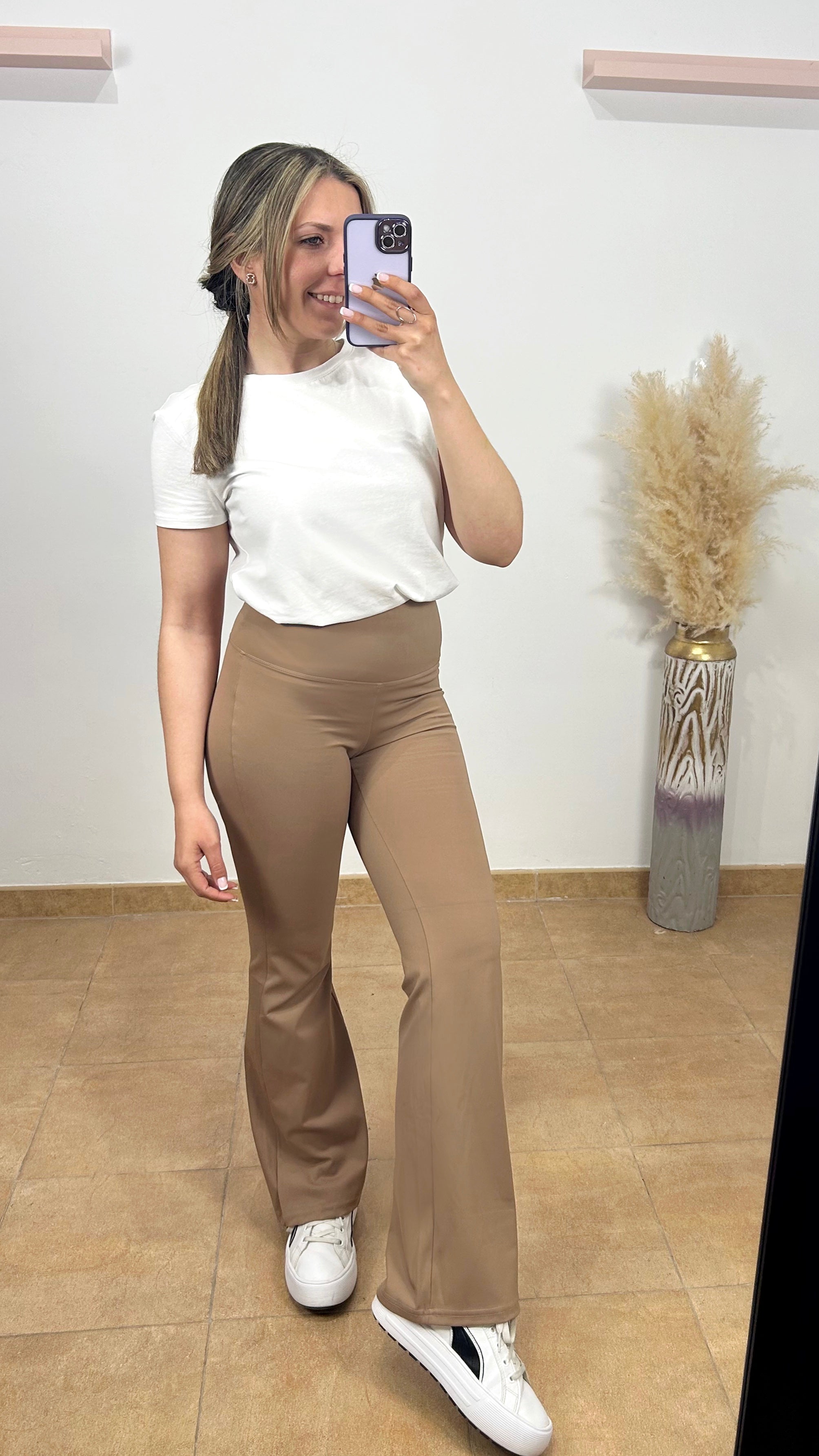 Pantalón legging acampanado camel