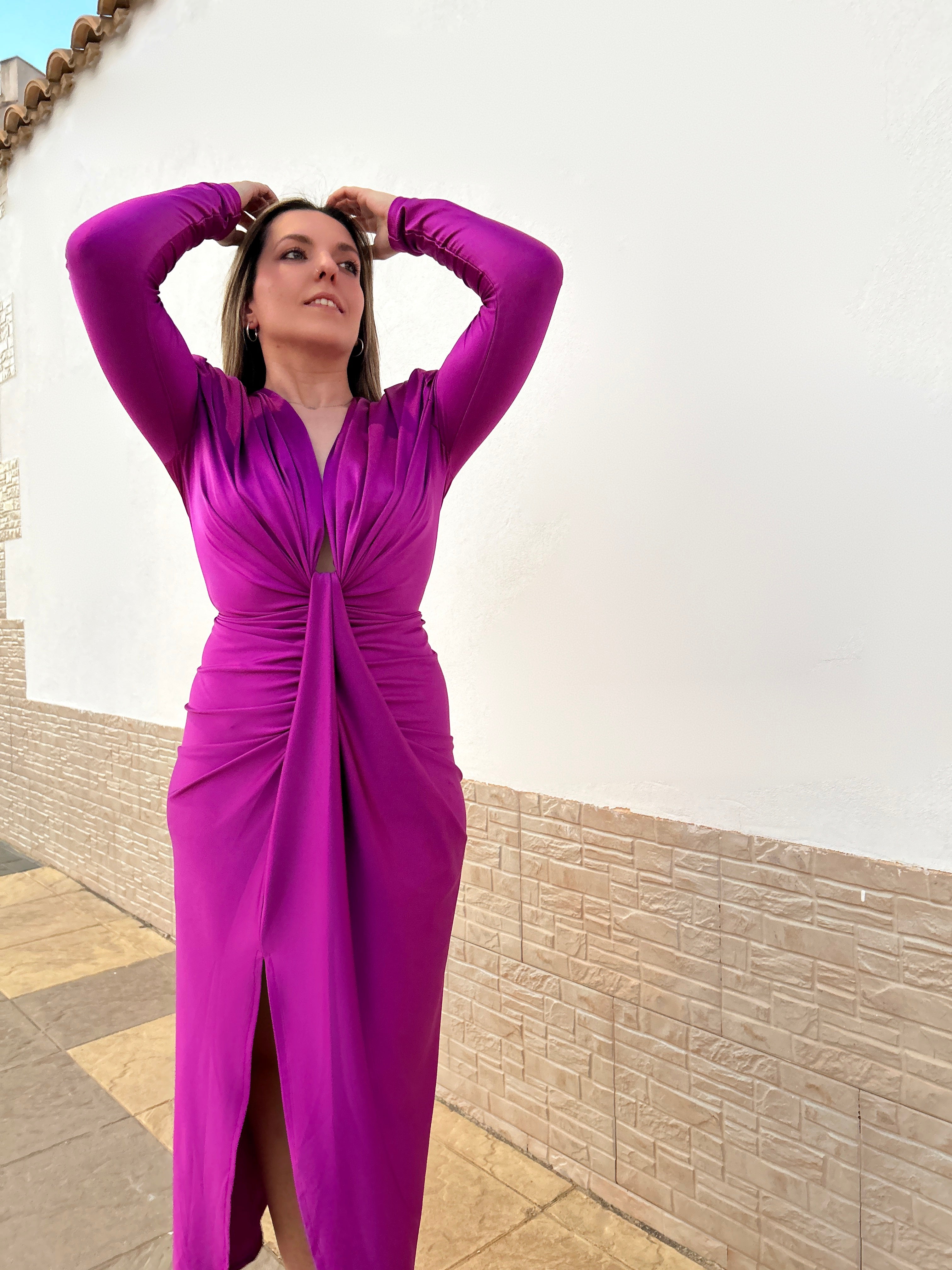 Abito con maniche Amarena e scollo profondo