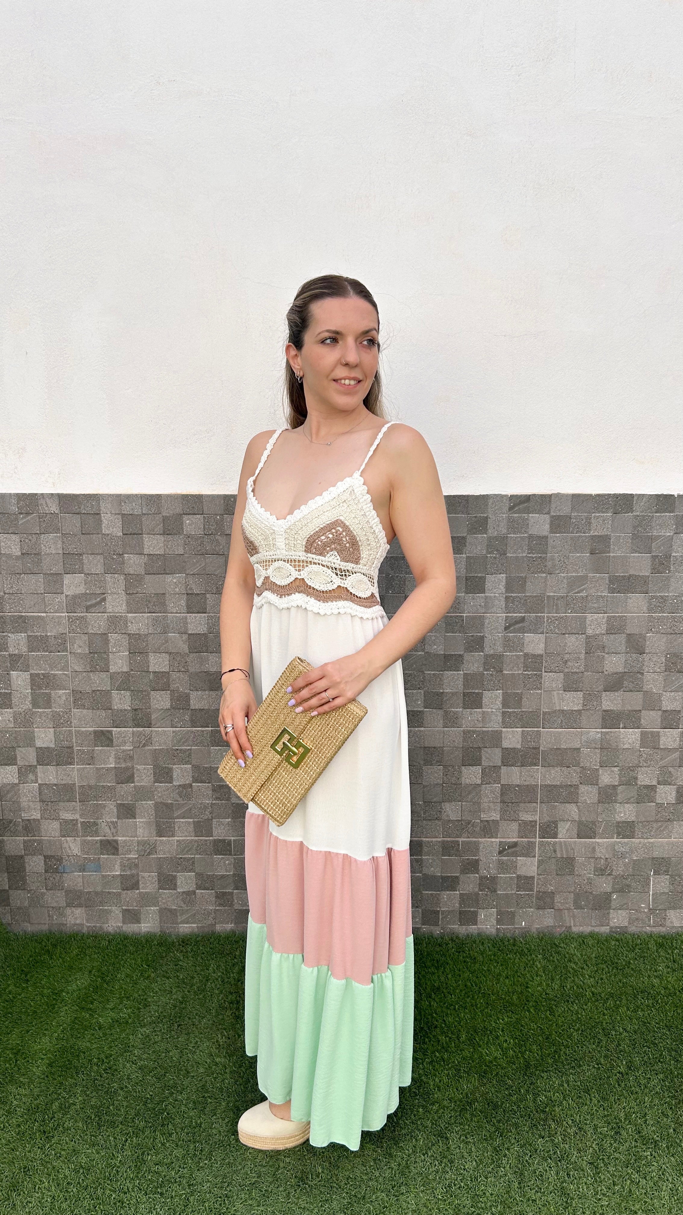 Abito bianco con volant all'uncinetto