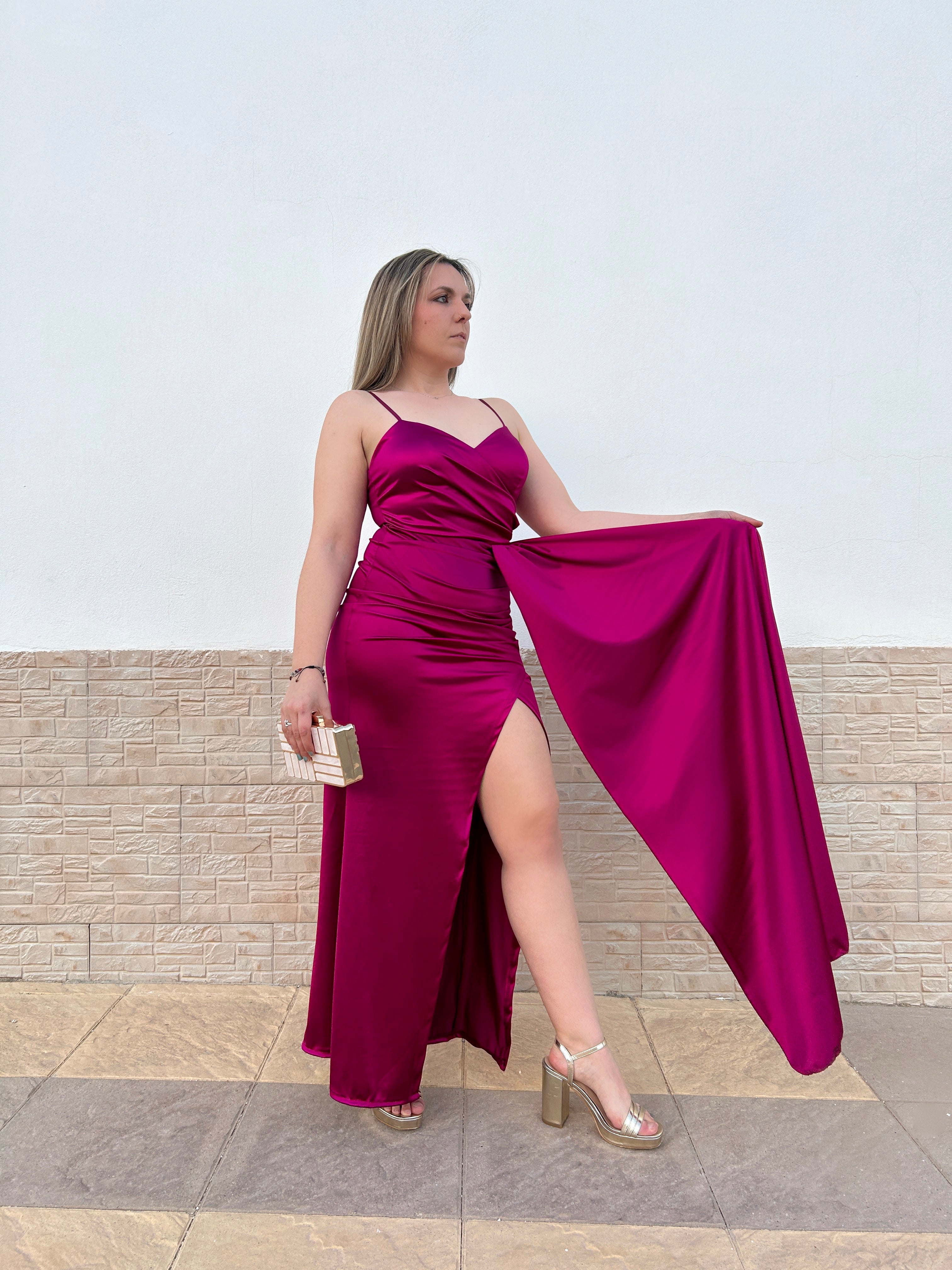 Abito a mantella con apertura color ciliegia