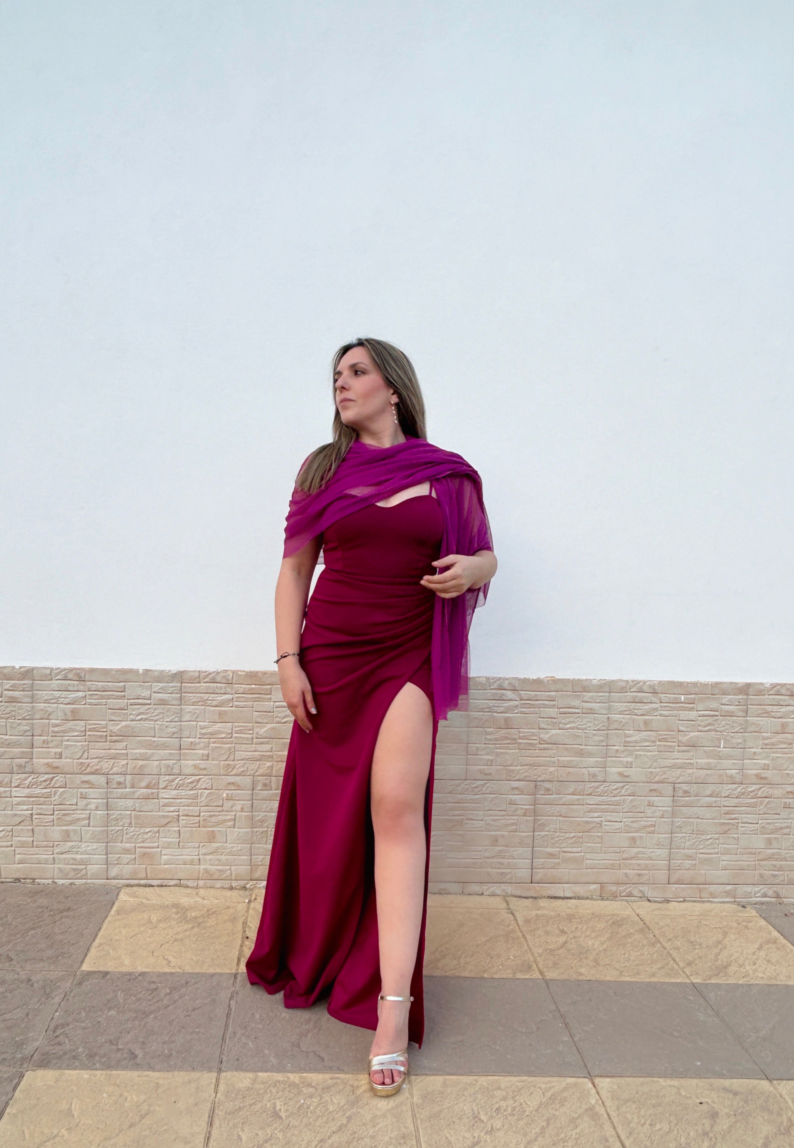 Abito drappeggiato con apertura color ciliegia