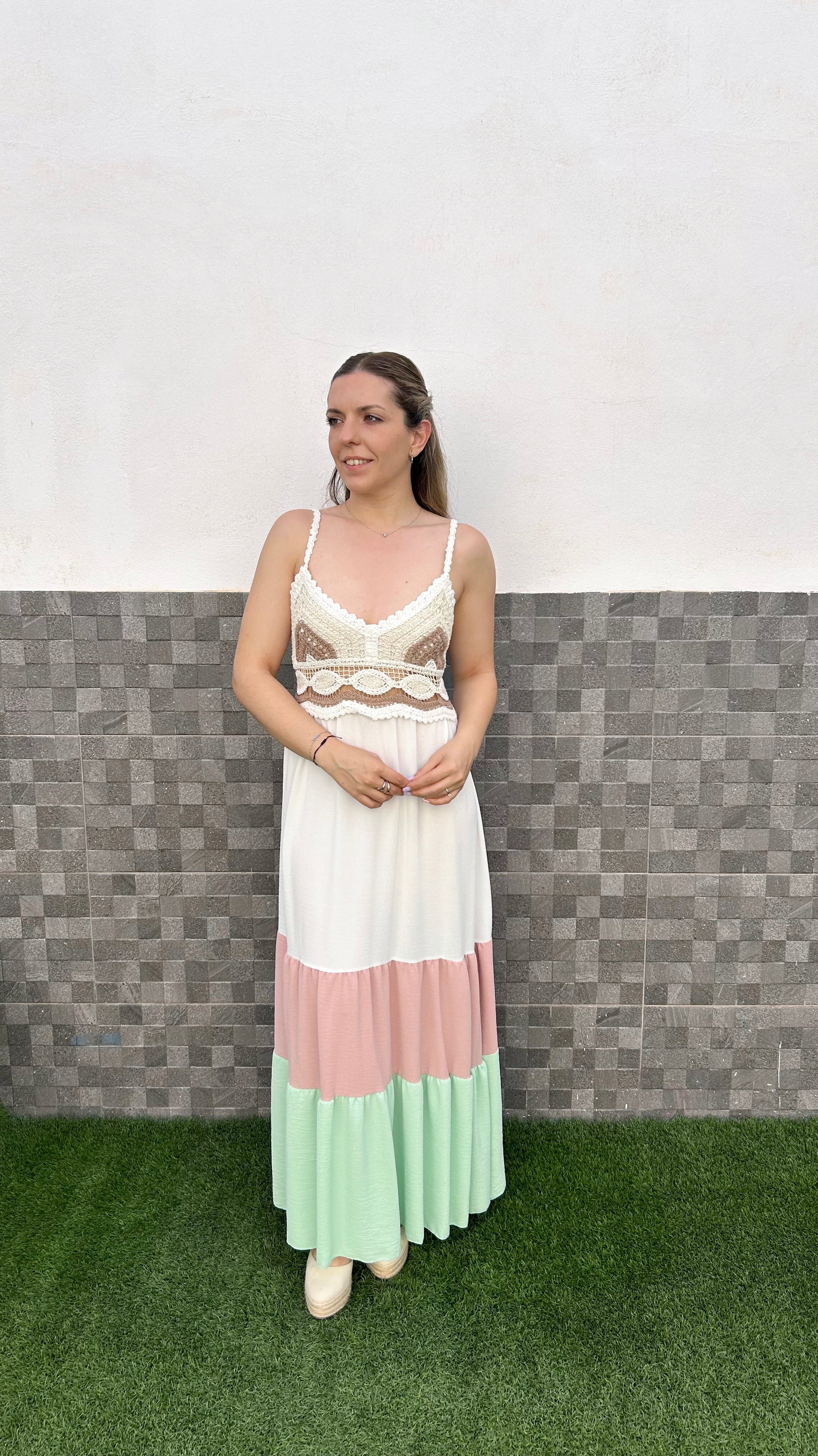 Abito bianco con volant all'uncinetto