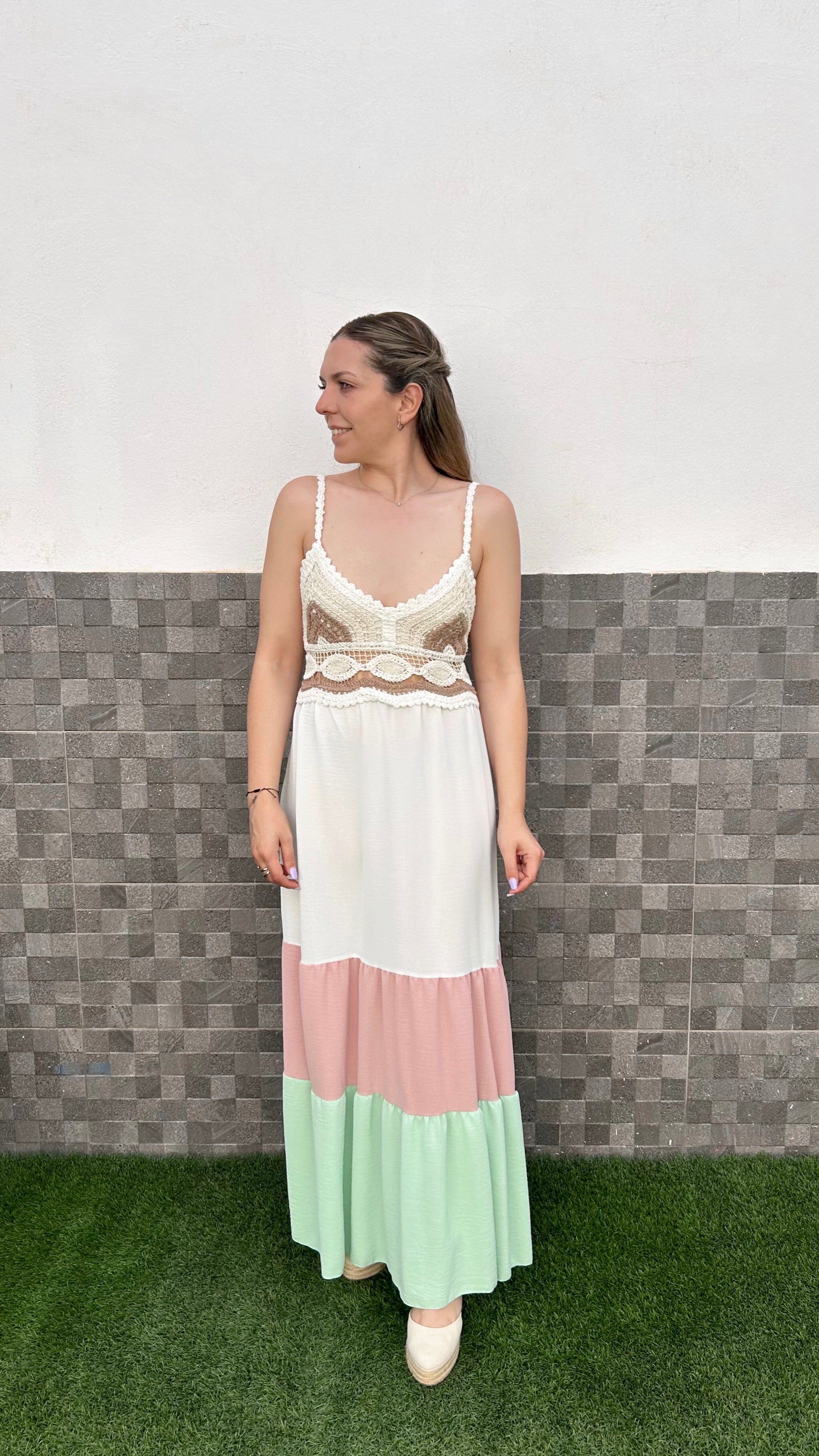 Abito bianco con volant all'uncinetto