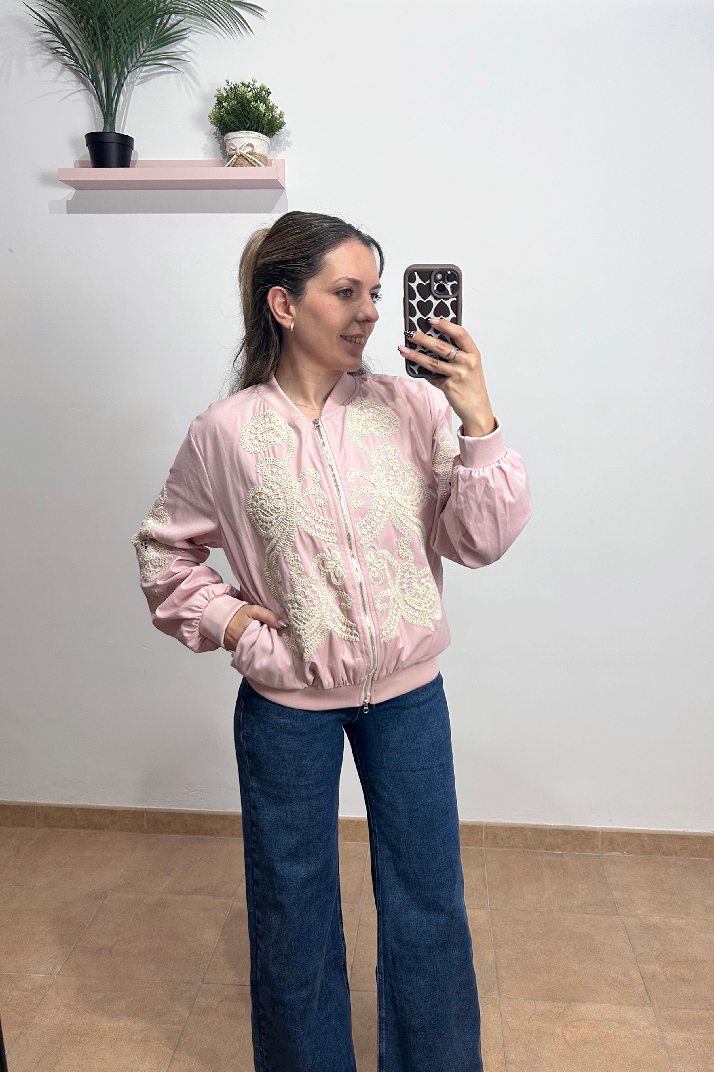 Chaqueta bomber bordado rosa