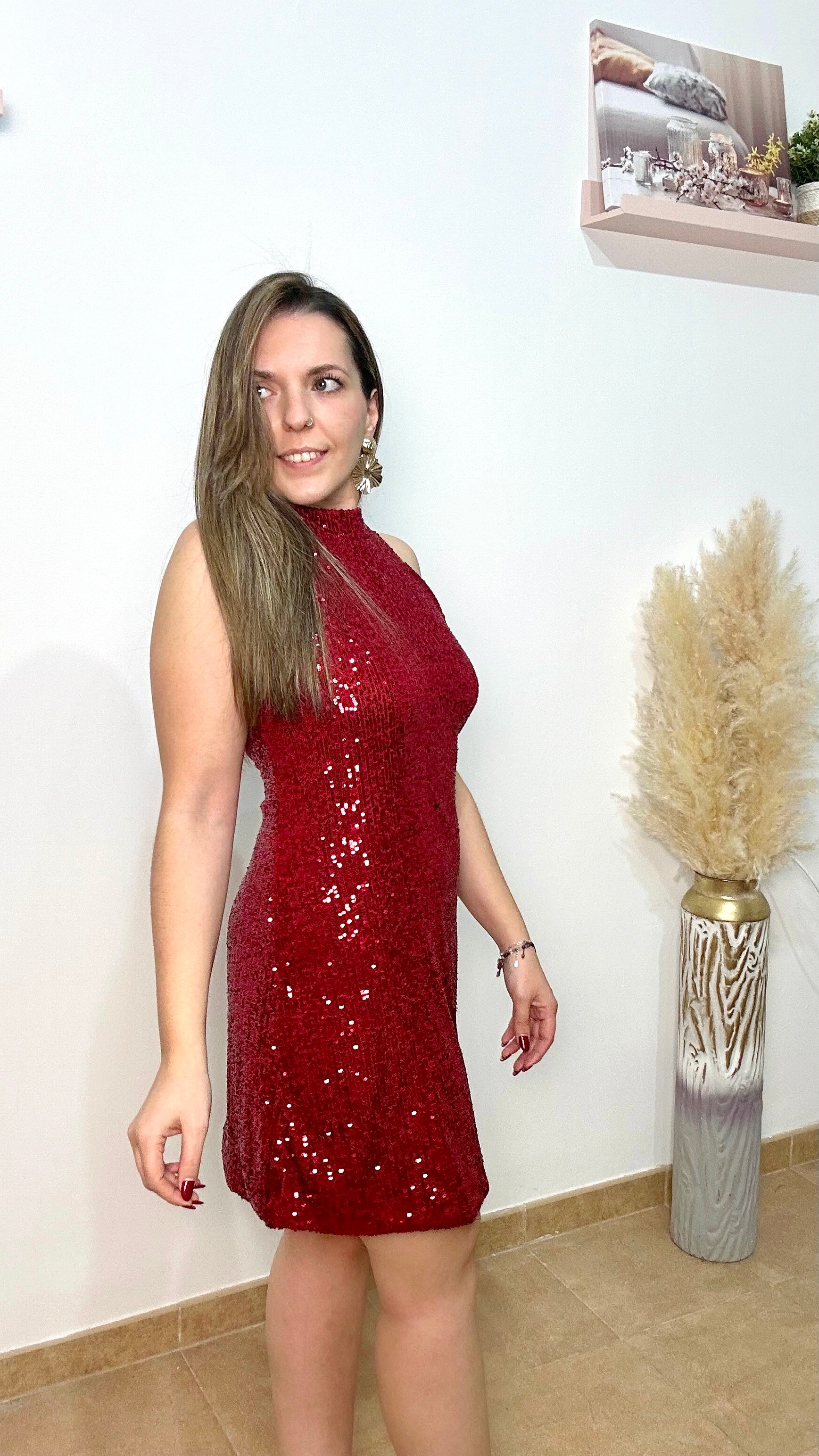 Abito rosso glitterato con scollo all'americana