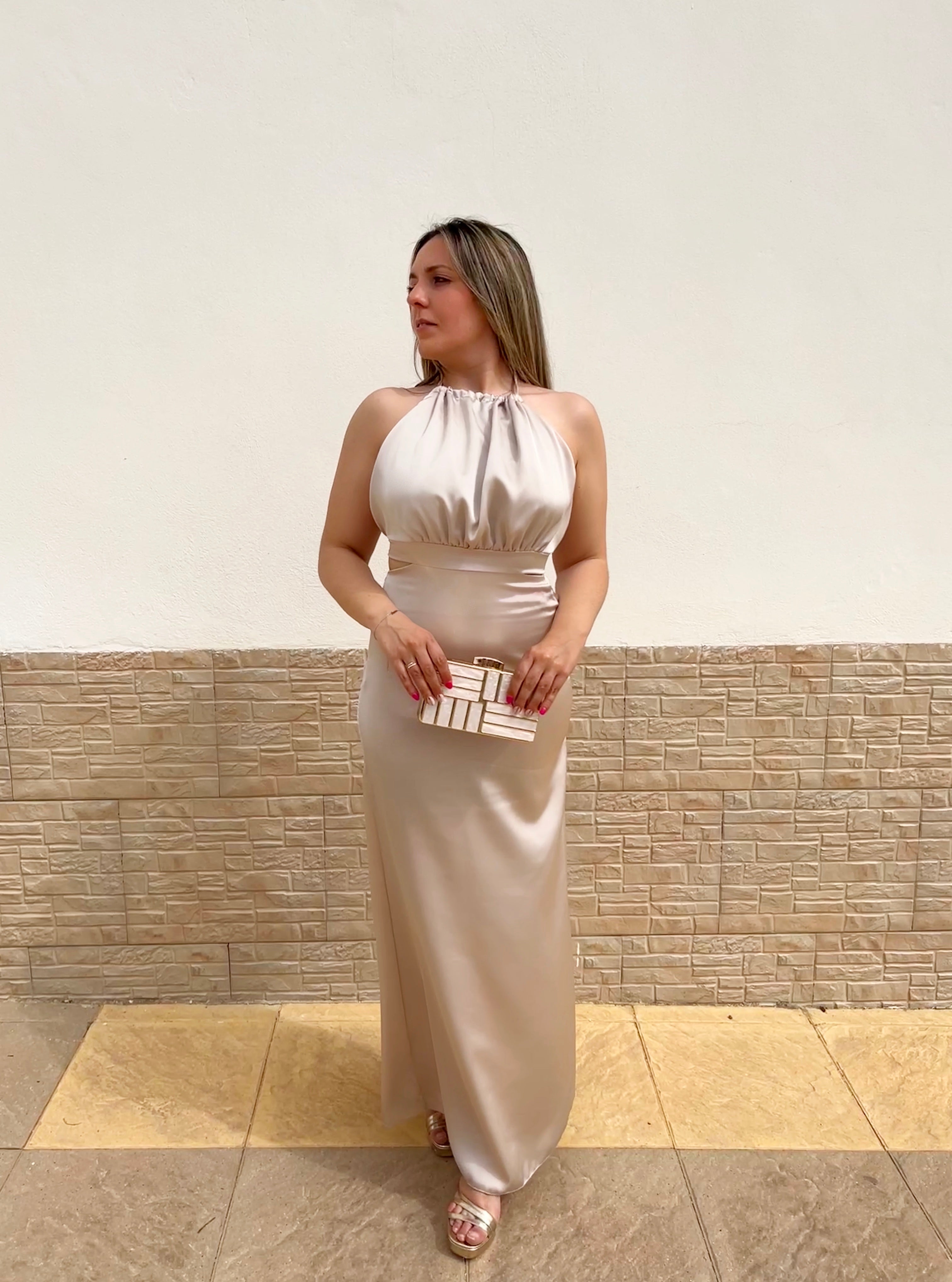 Abito midi in raso beige con cut-out