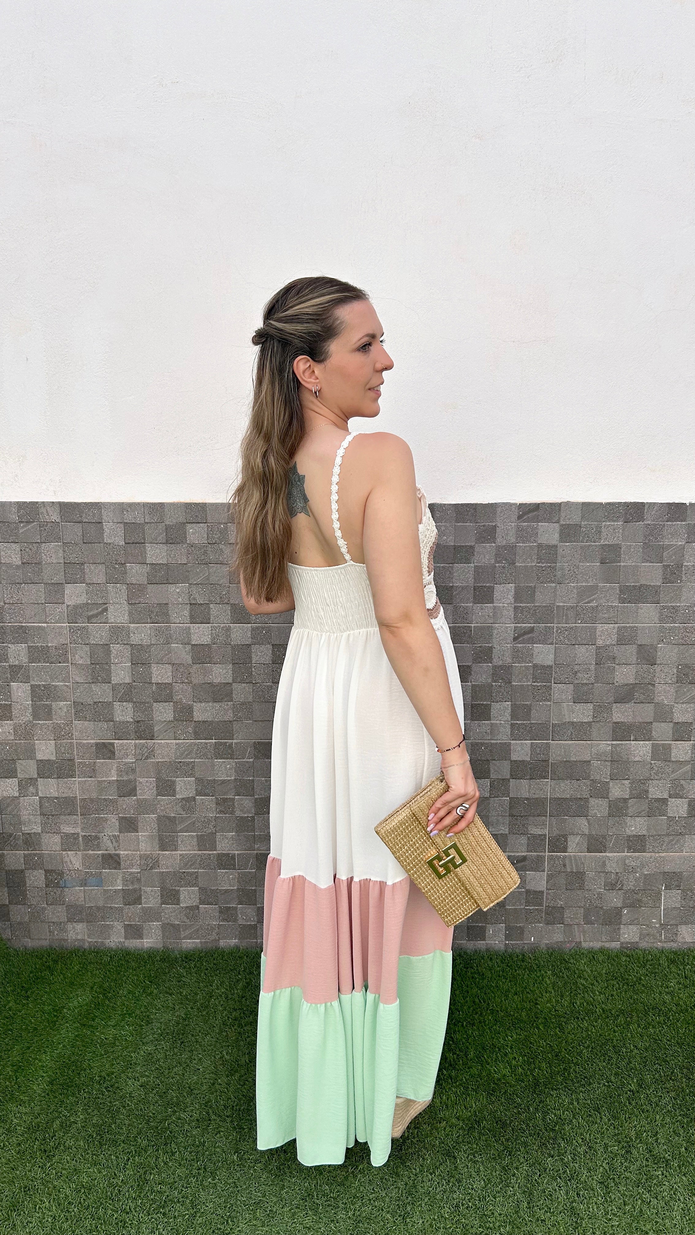 Abito bianco con volant all'uncinetto