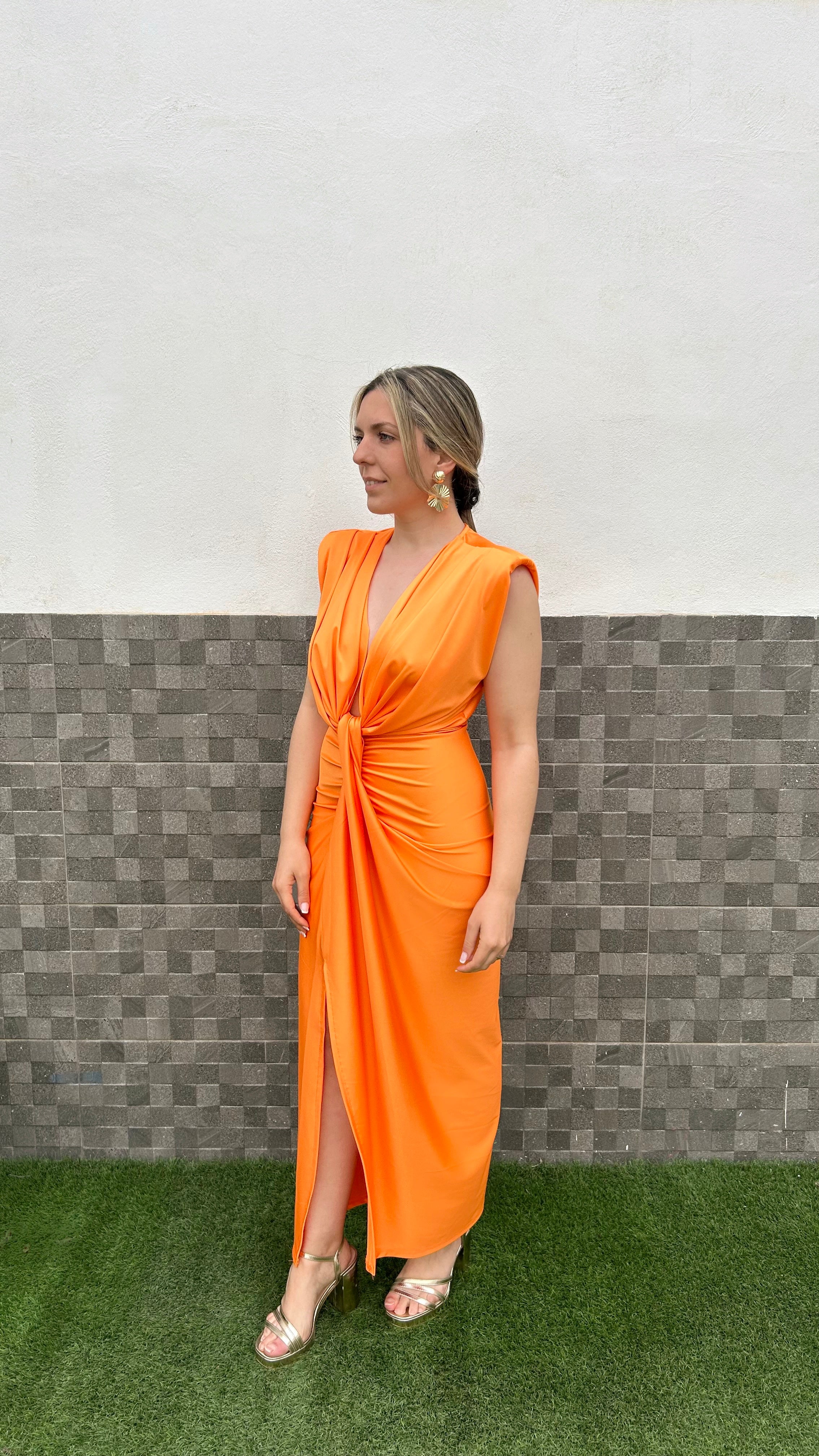 Vestido hombreras escote nudo naranja