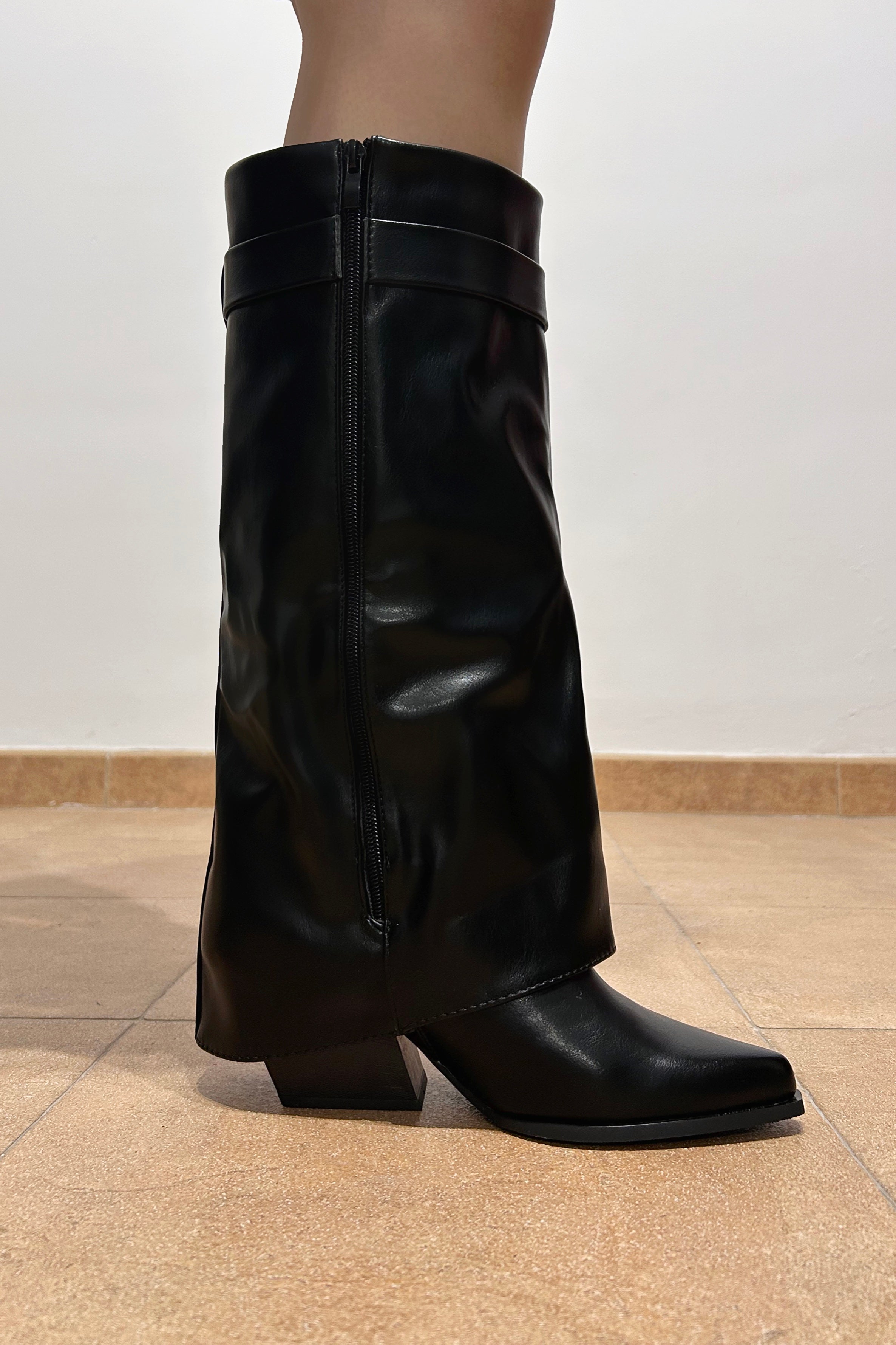 Bota alta solapa hebilla negro