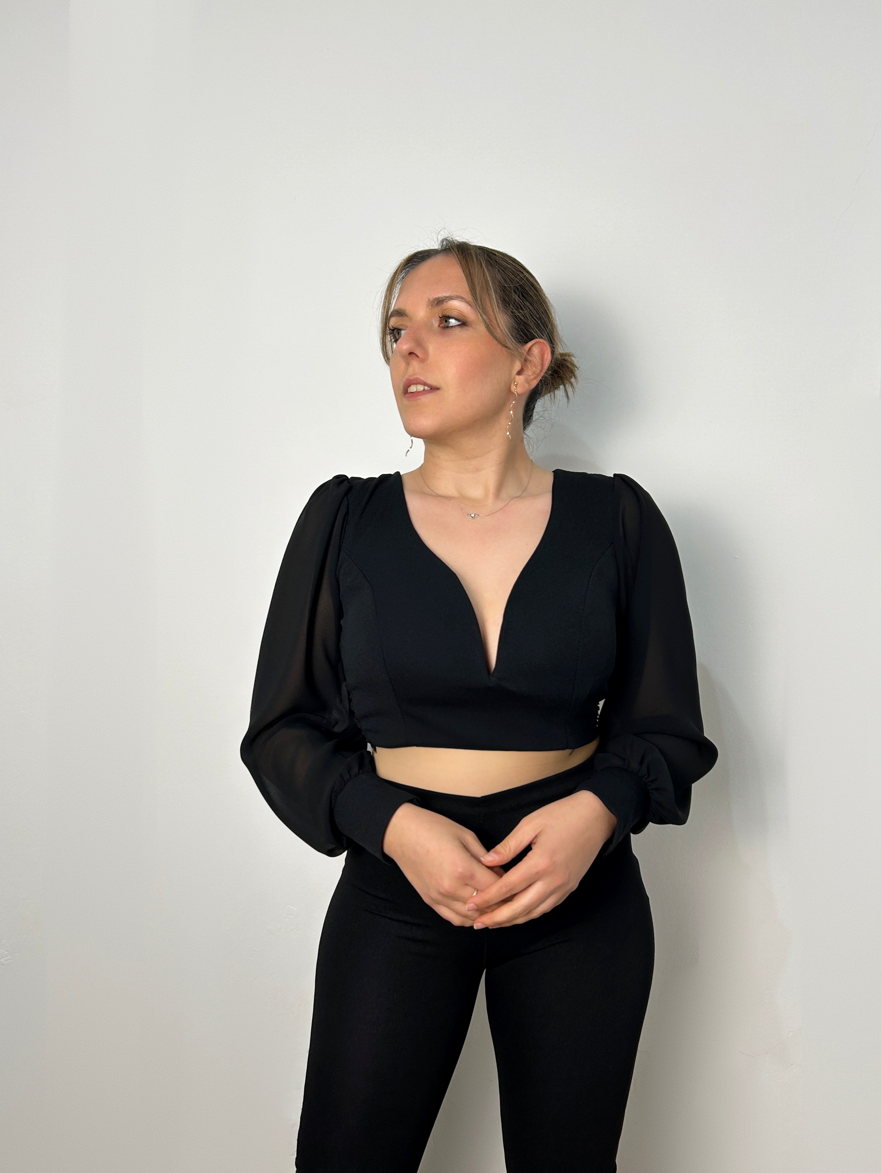 Parte superiore con fiocco nero sul retro