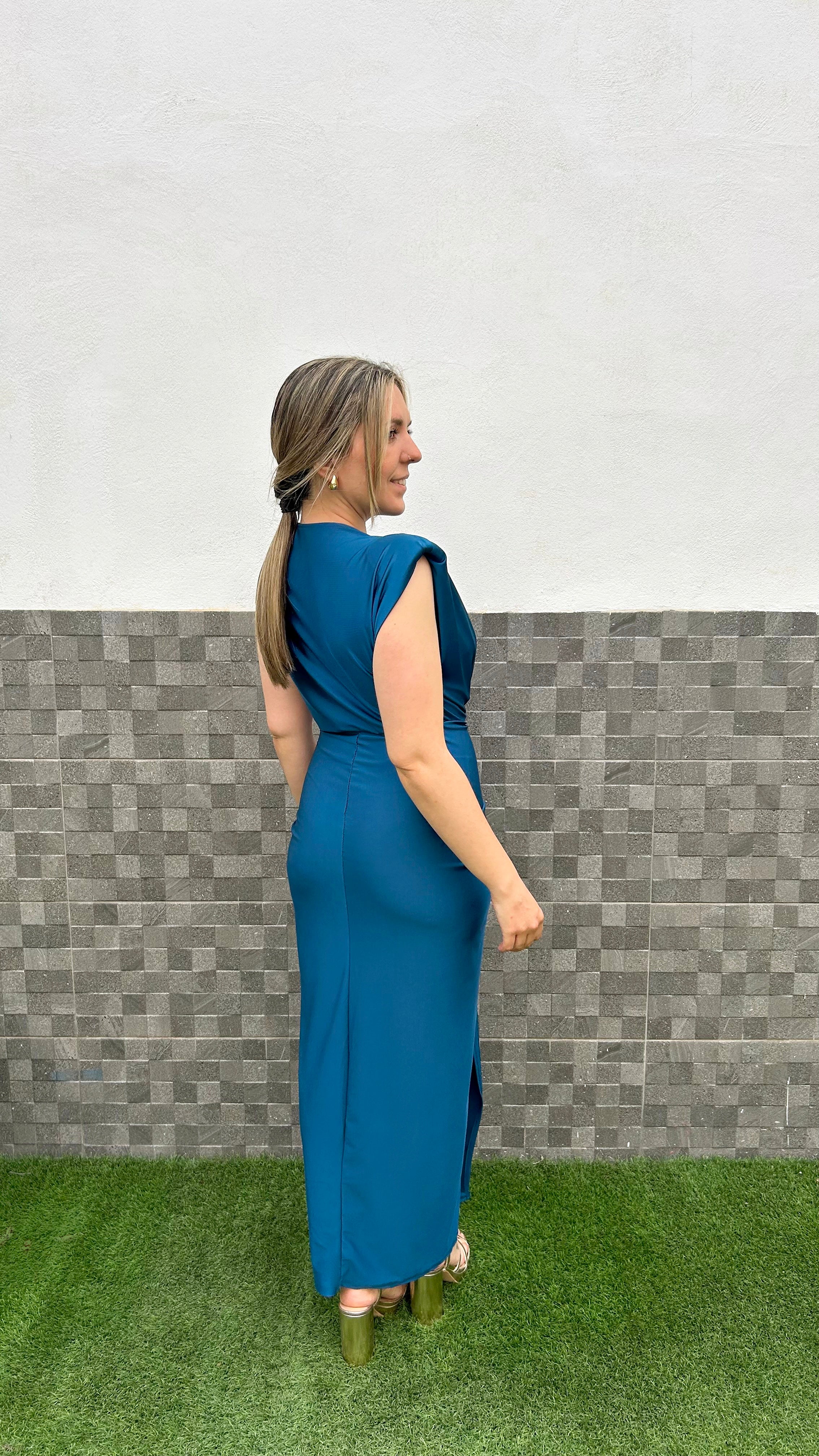 Vestido hombreras escote nudo petróleo