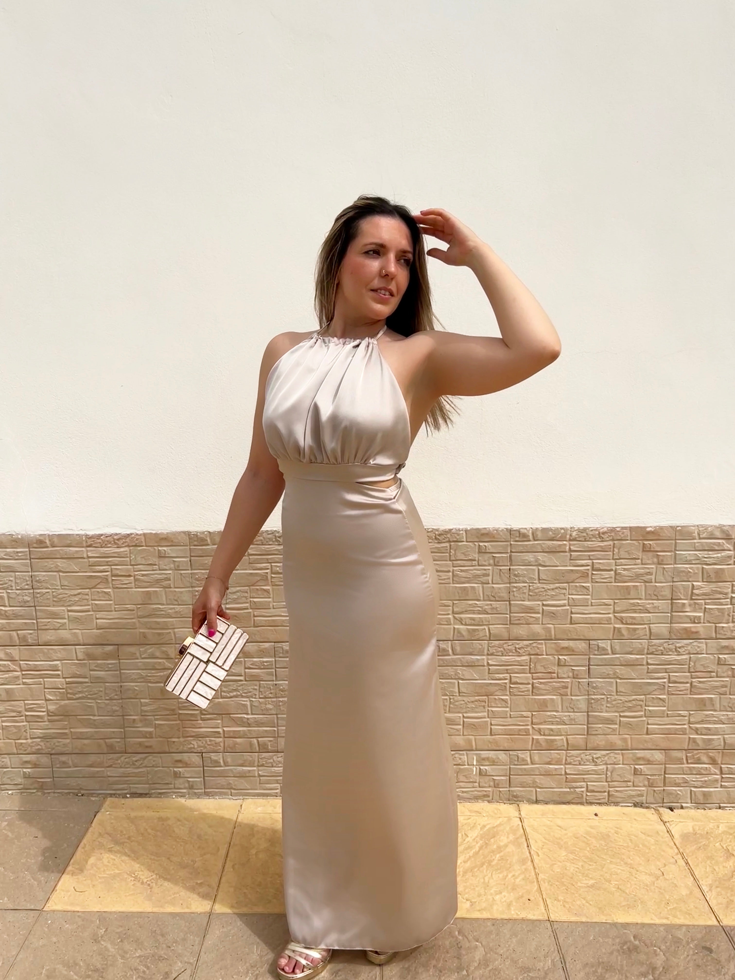 Abito midi in raso beige con cut-out