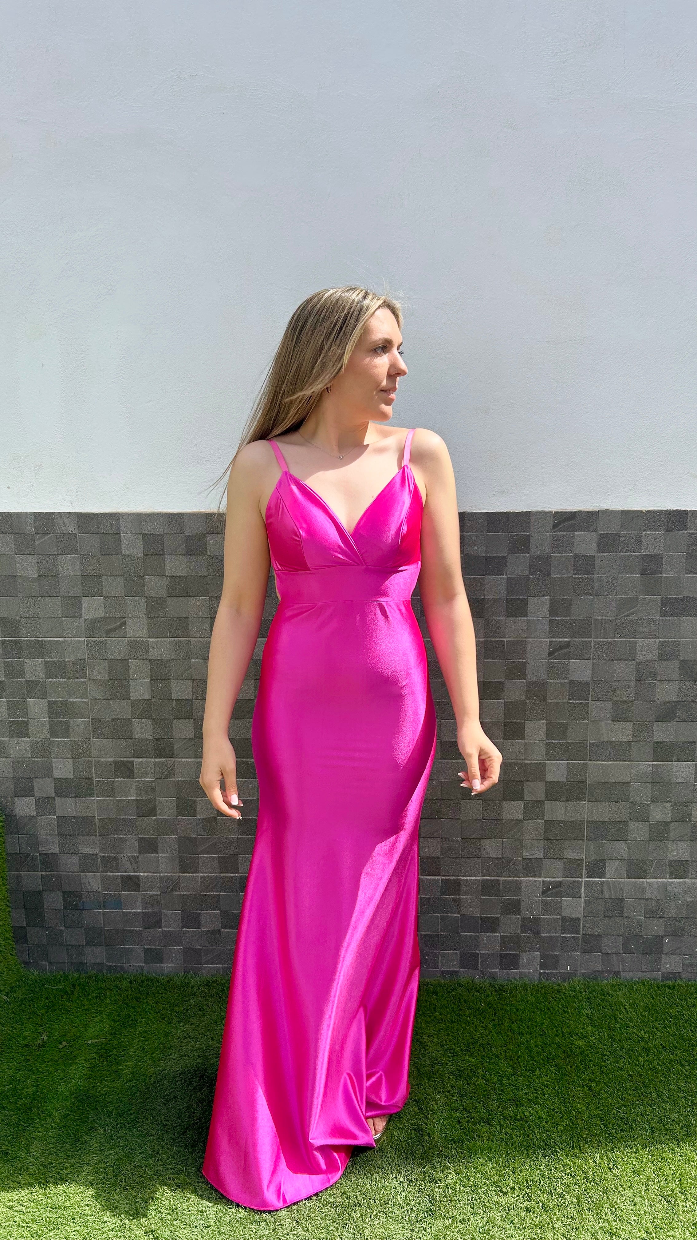 Vestido satin espalda sirena fucsia