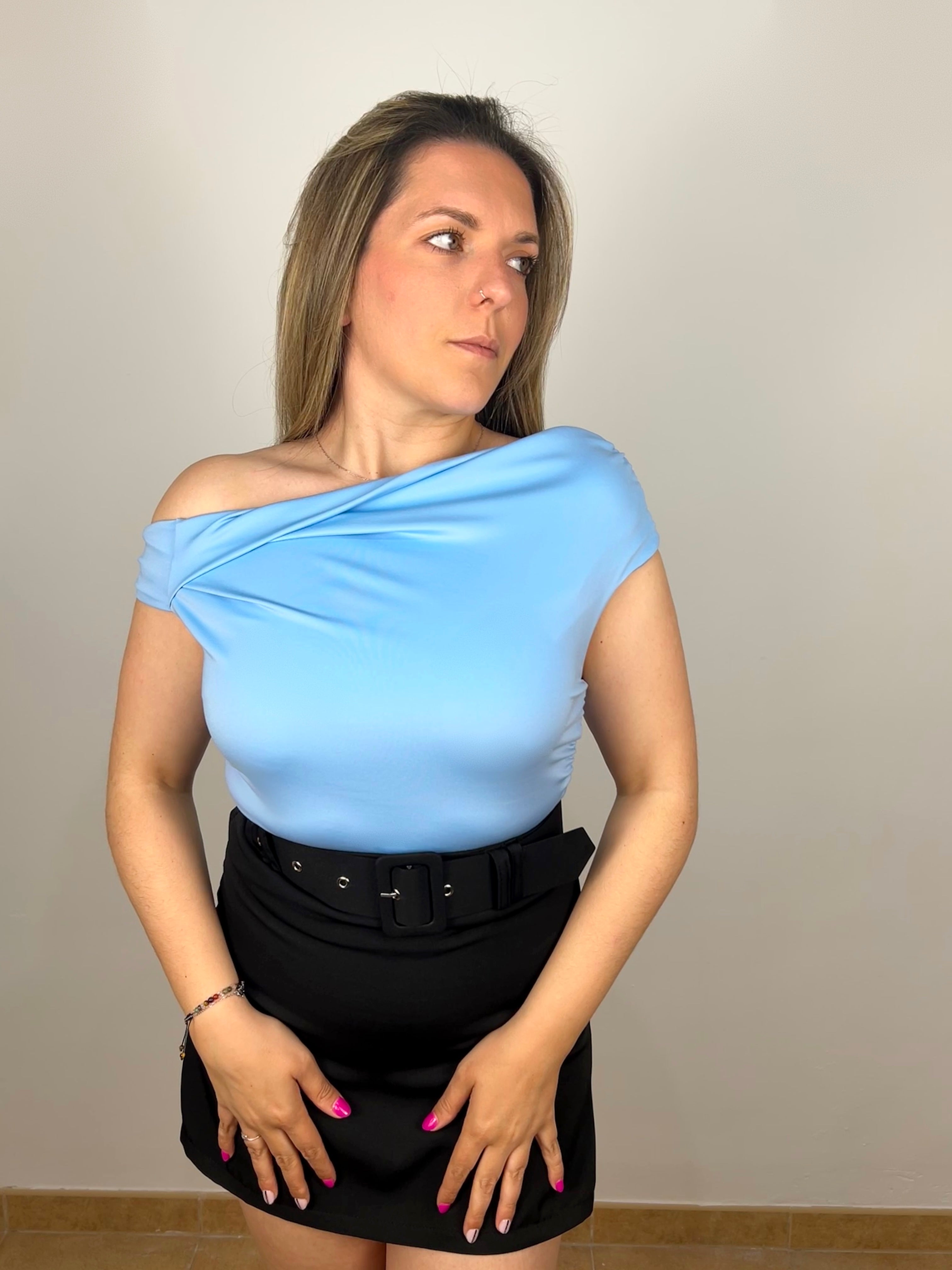 Top asimmetrico con nodo azzurro