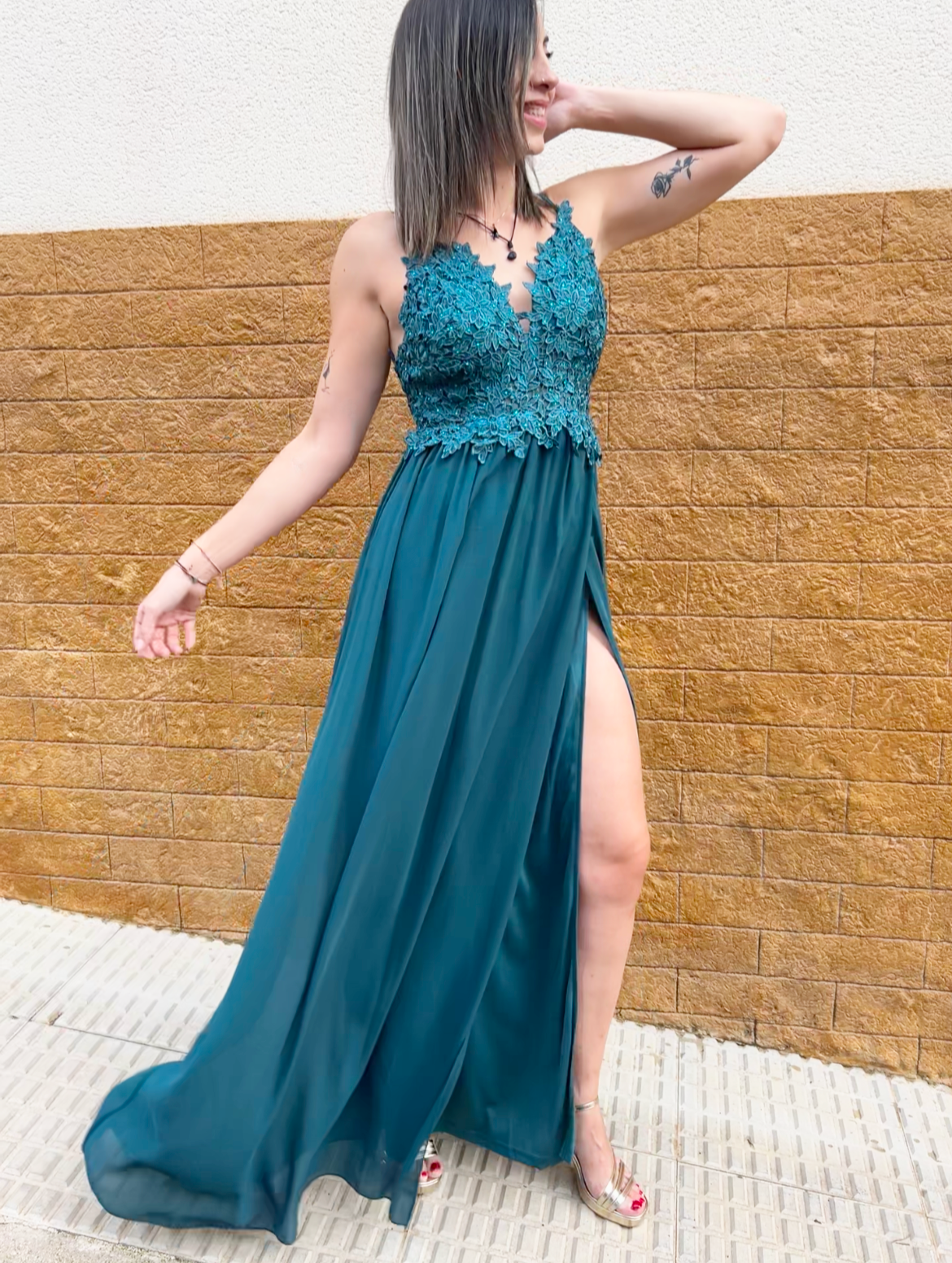 Abito con scollo con perline color petrolio