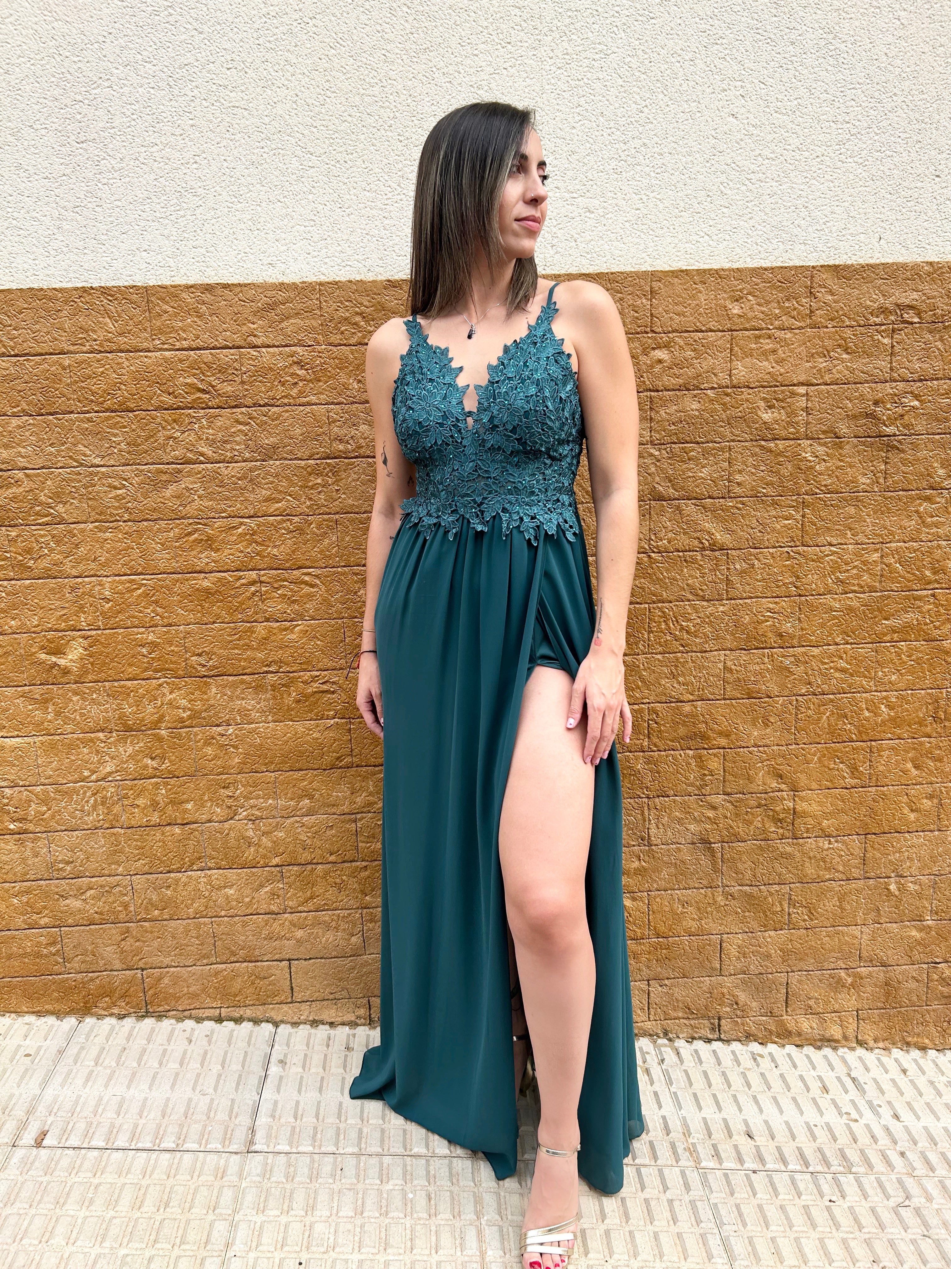 Abito con scollo con perline color petrolio