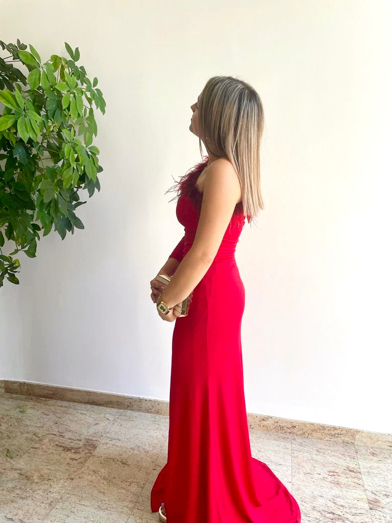 Abito rosso asimmetrico in piume