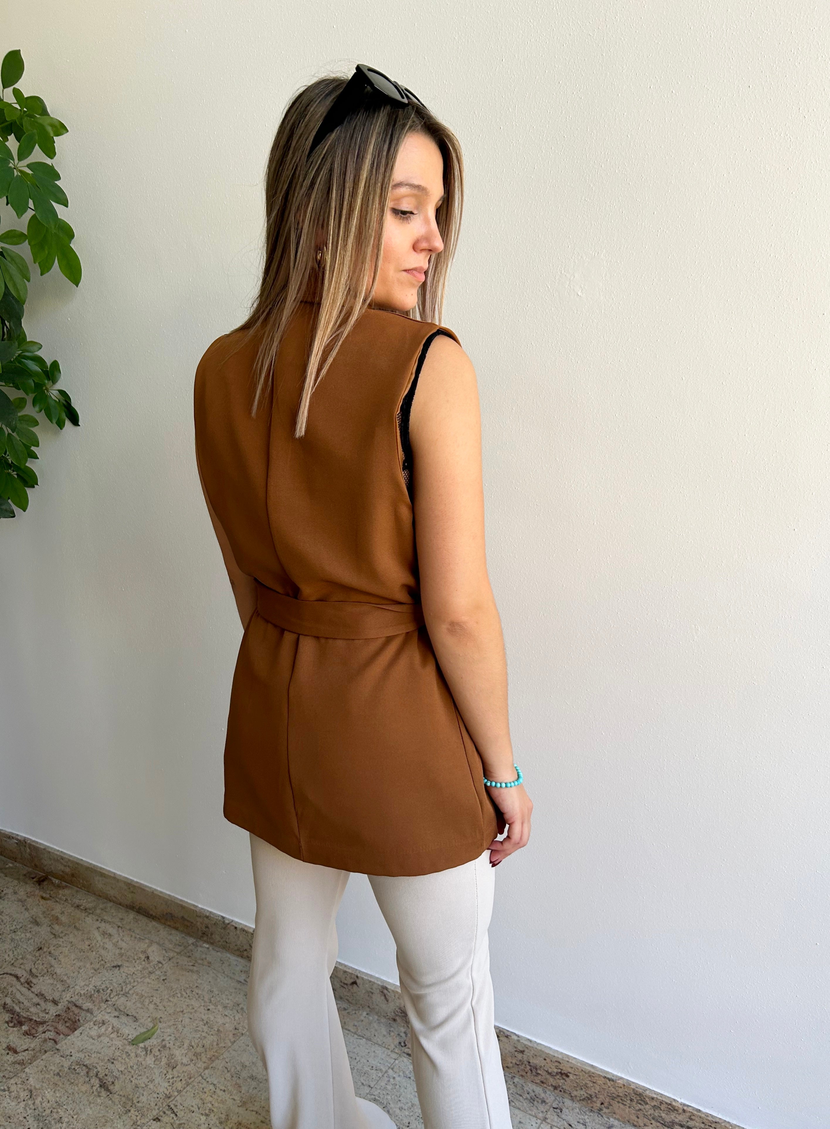 Gilet con cintura color cammello