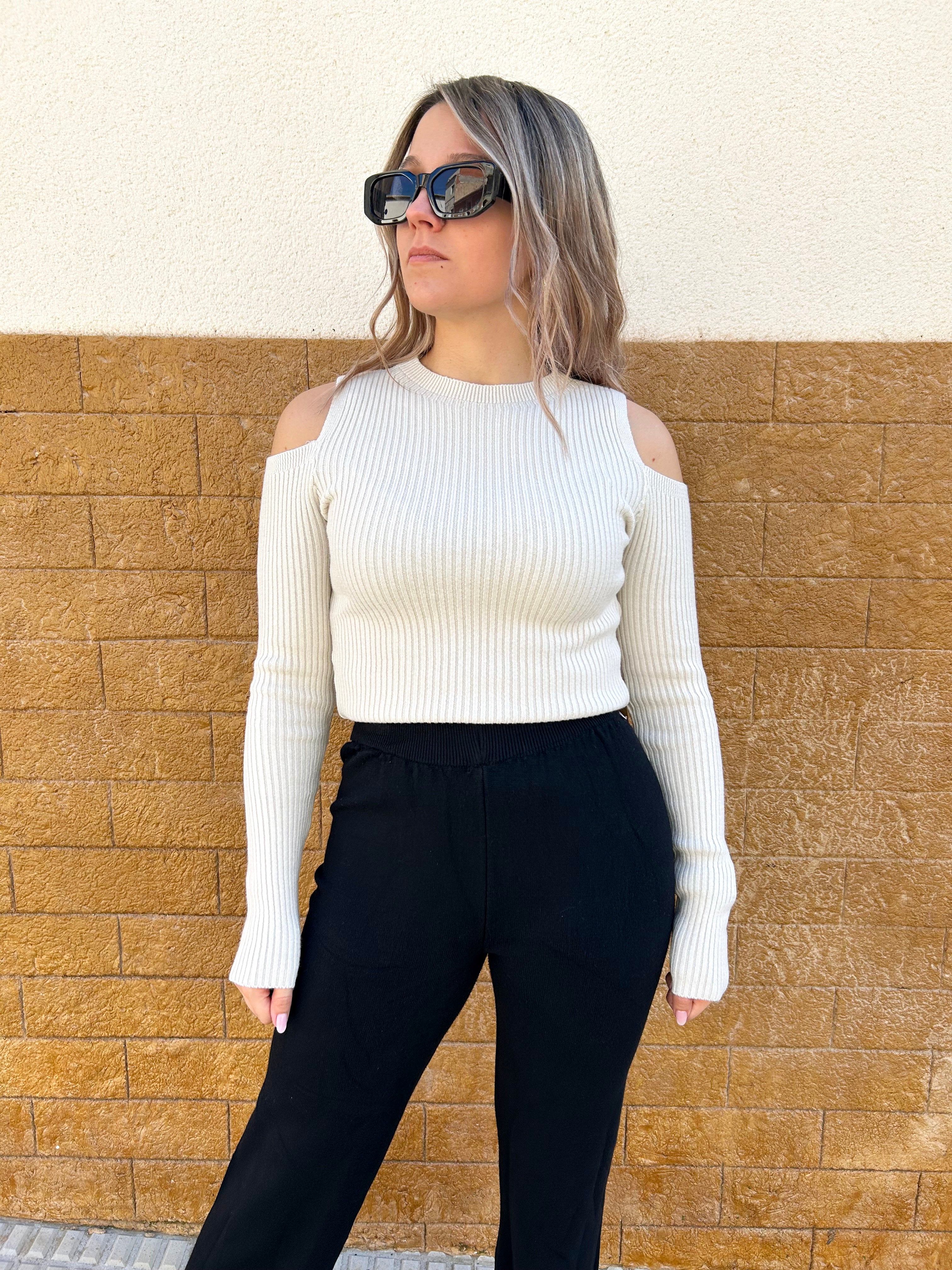 Maglione beige con apertura sulle spalle