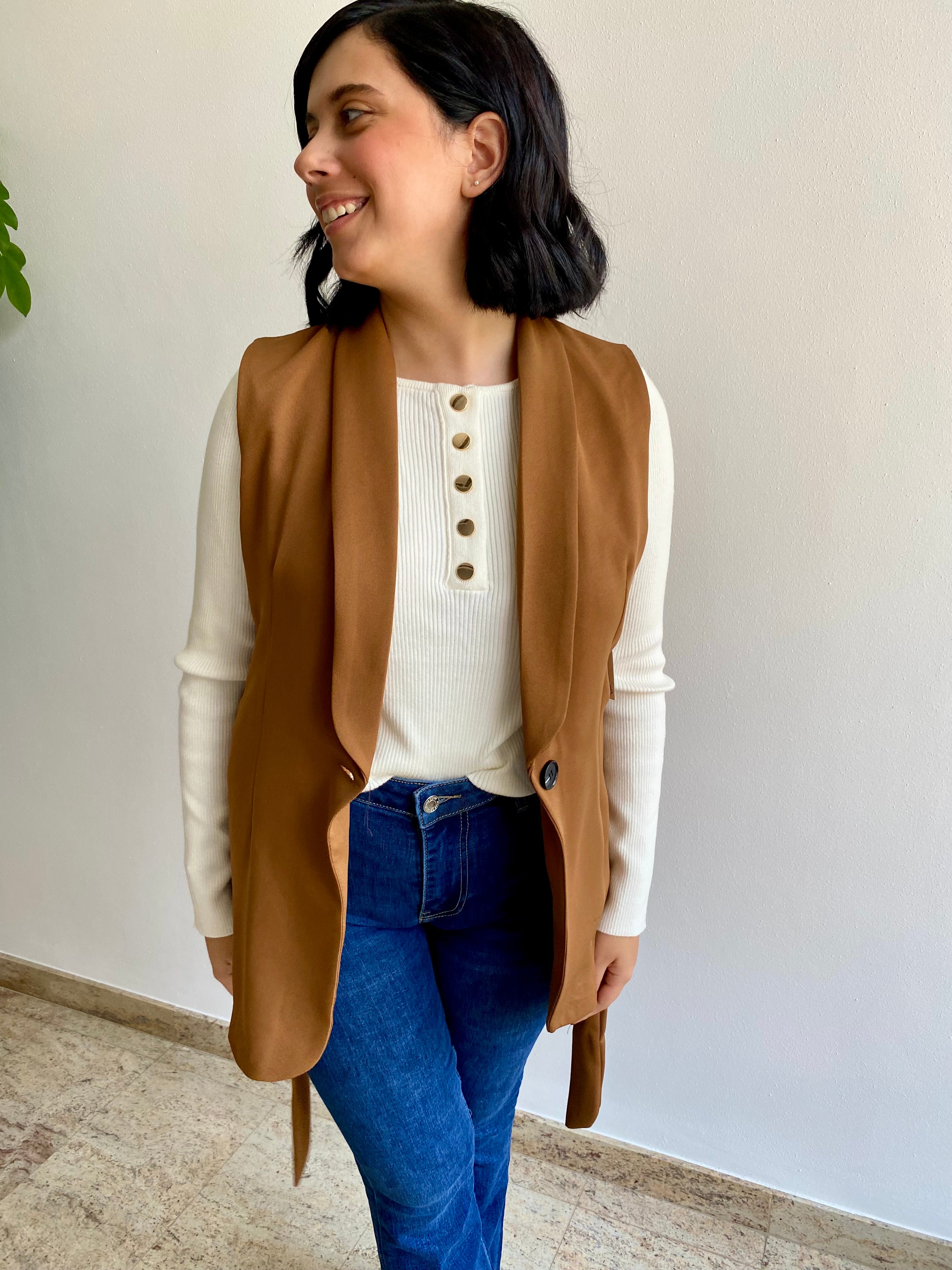 Gilet con cintura color cammello