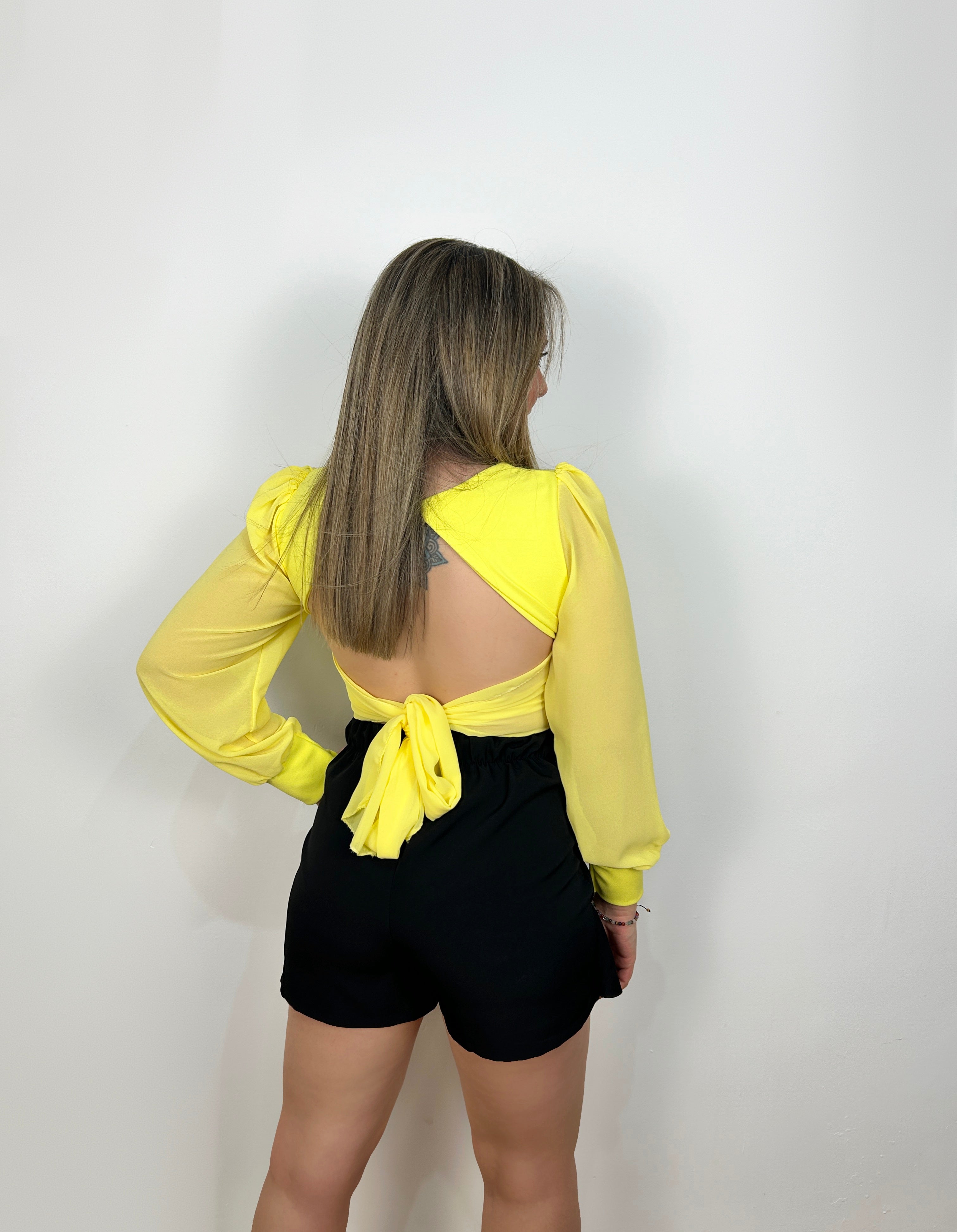 Gonna nera con pantaloni a fessura