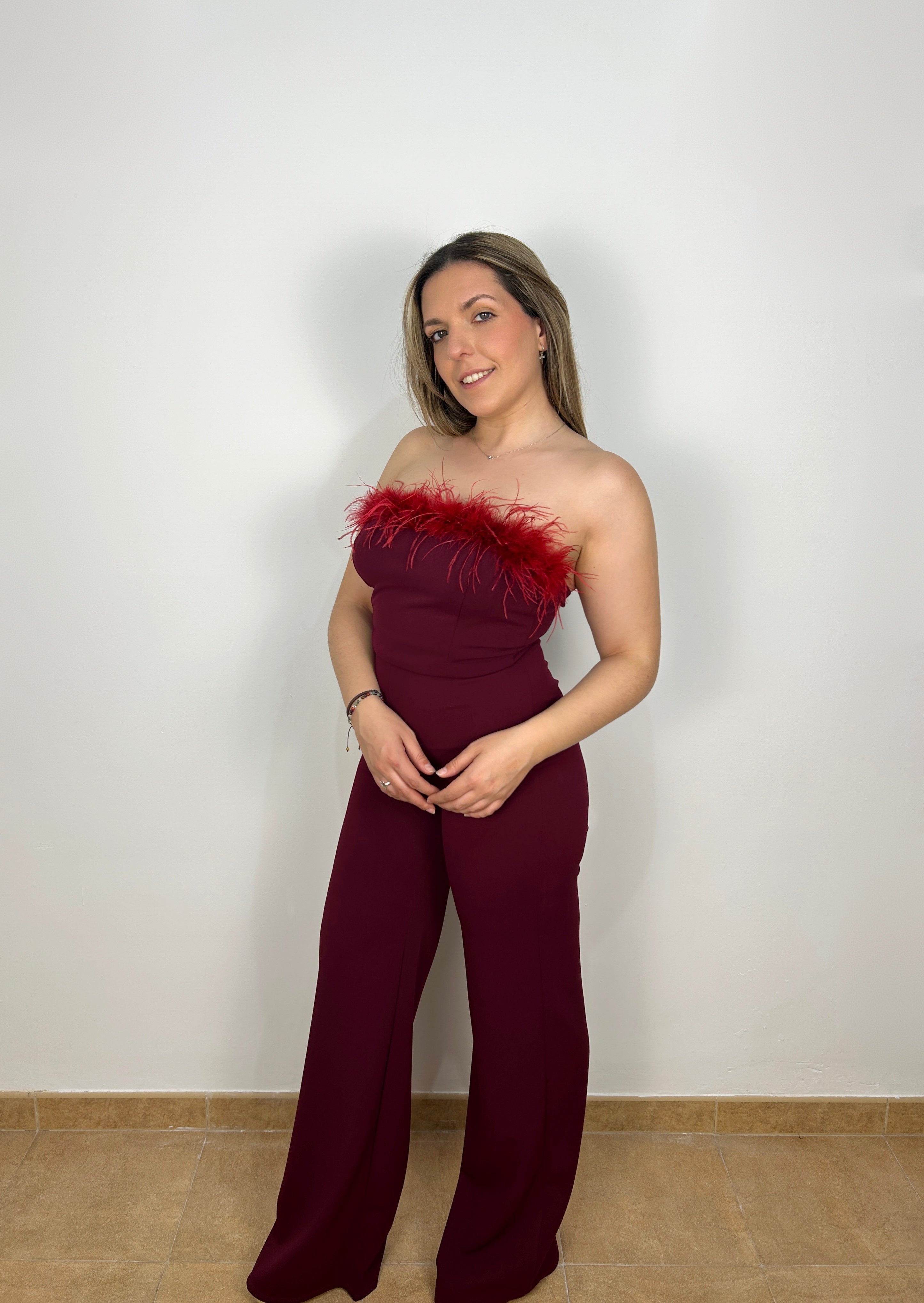 Tuta con scollo in piume color vino