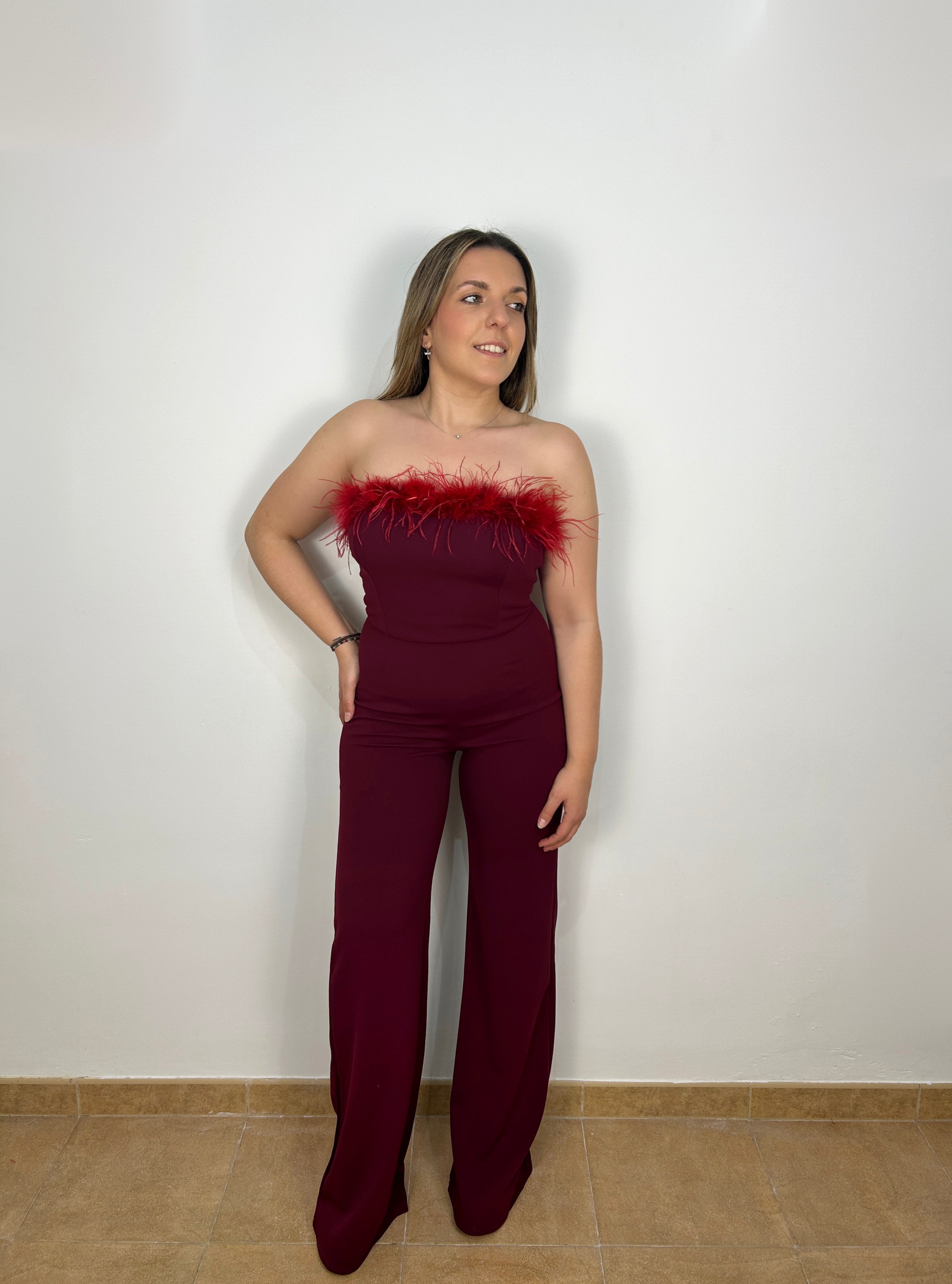 Tuta con scollo in piume color vino