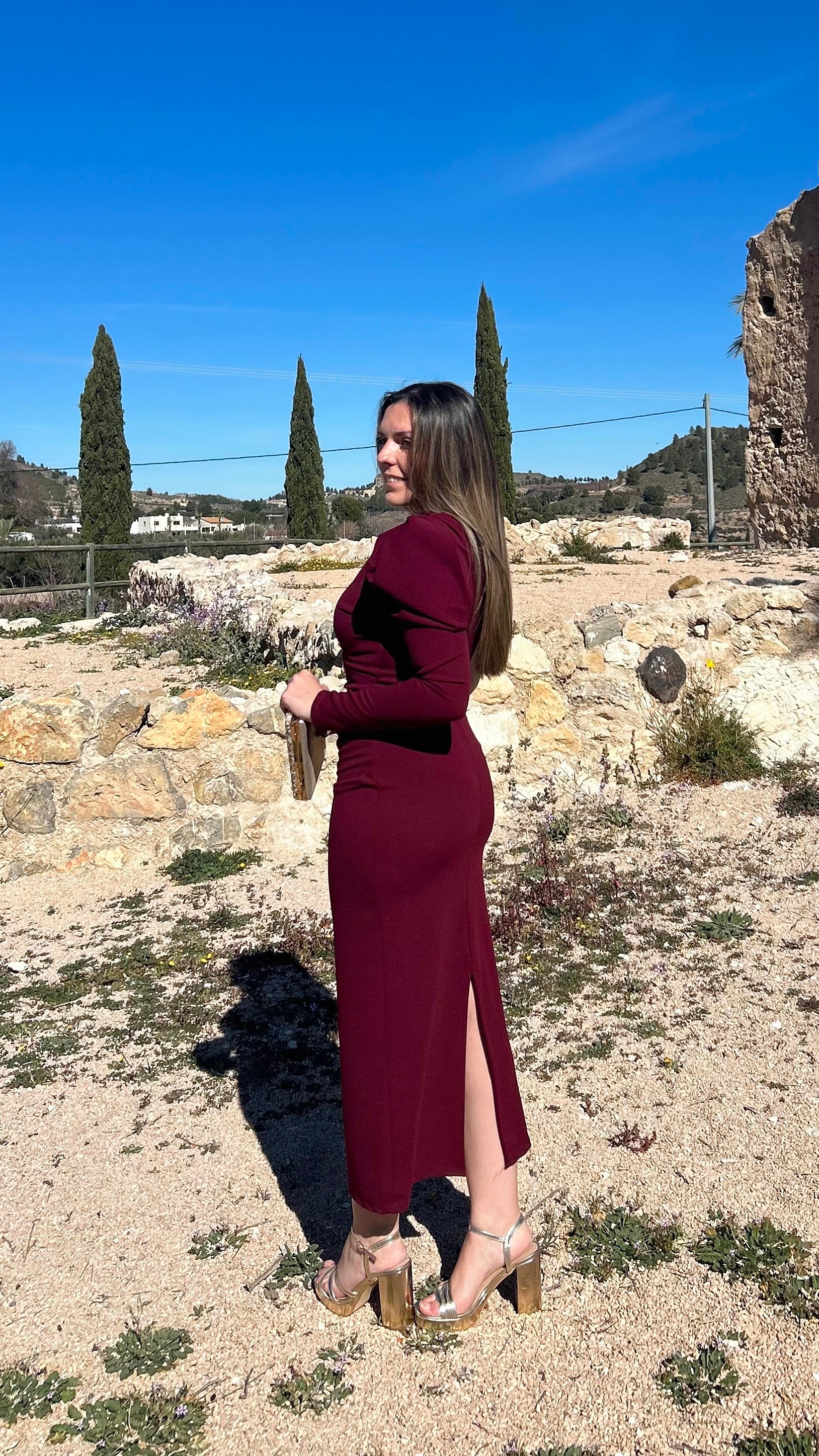 Vestido midi asim manga abullonada burdeos