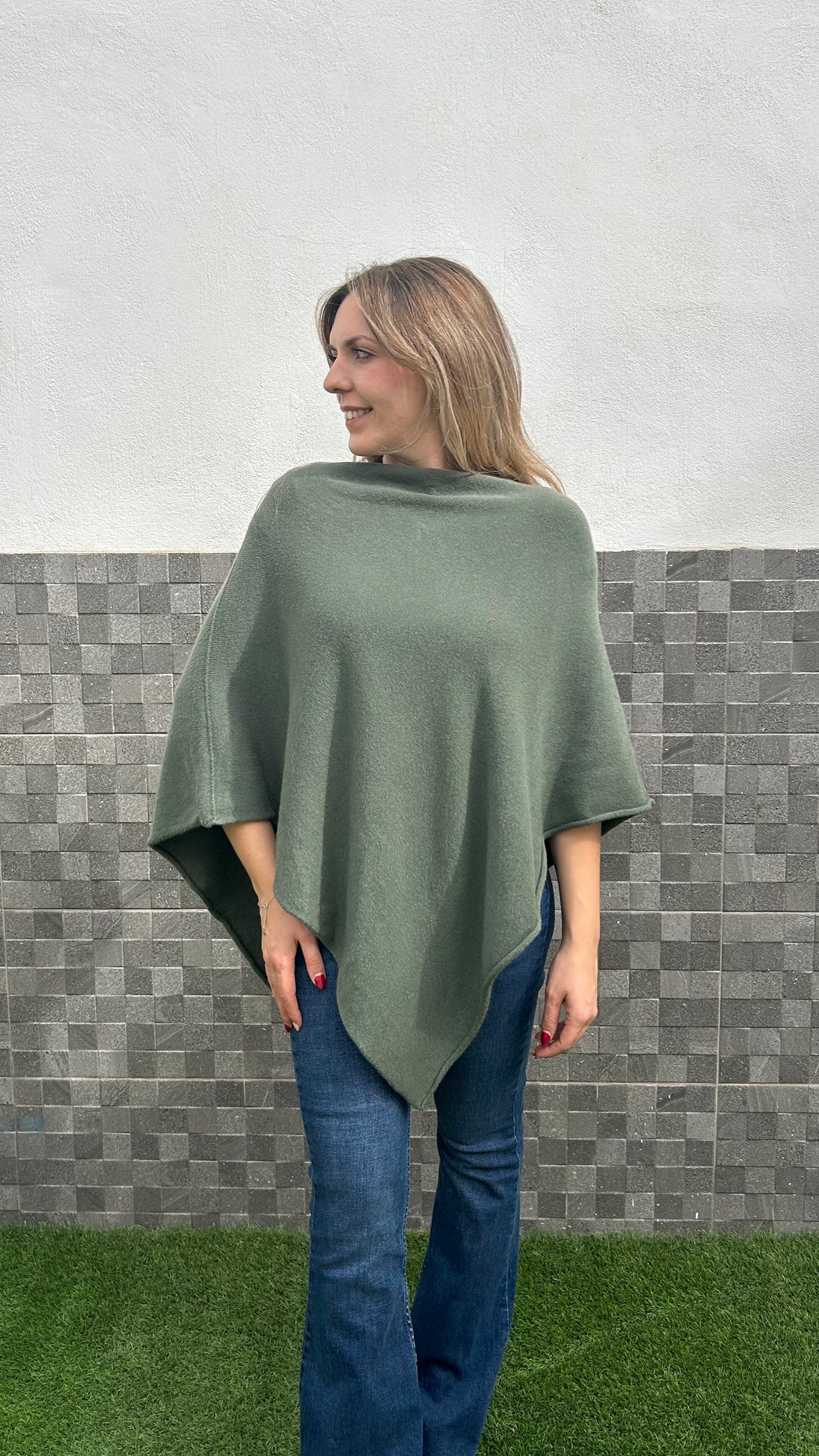 Poncho pico asimétrico caqui