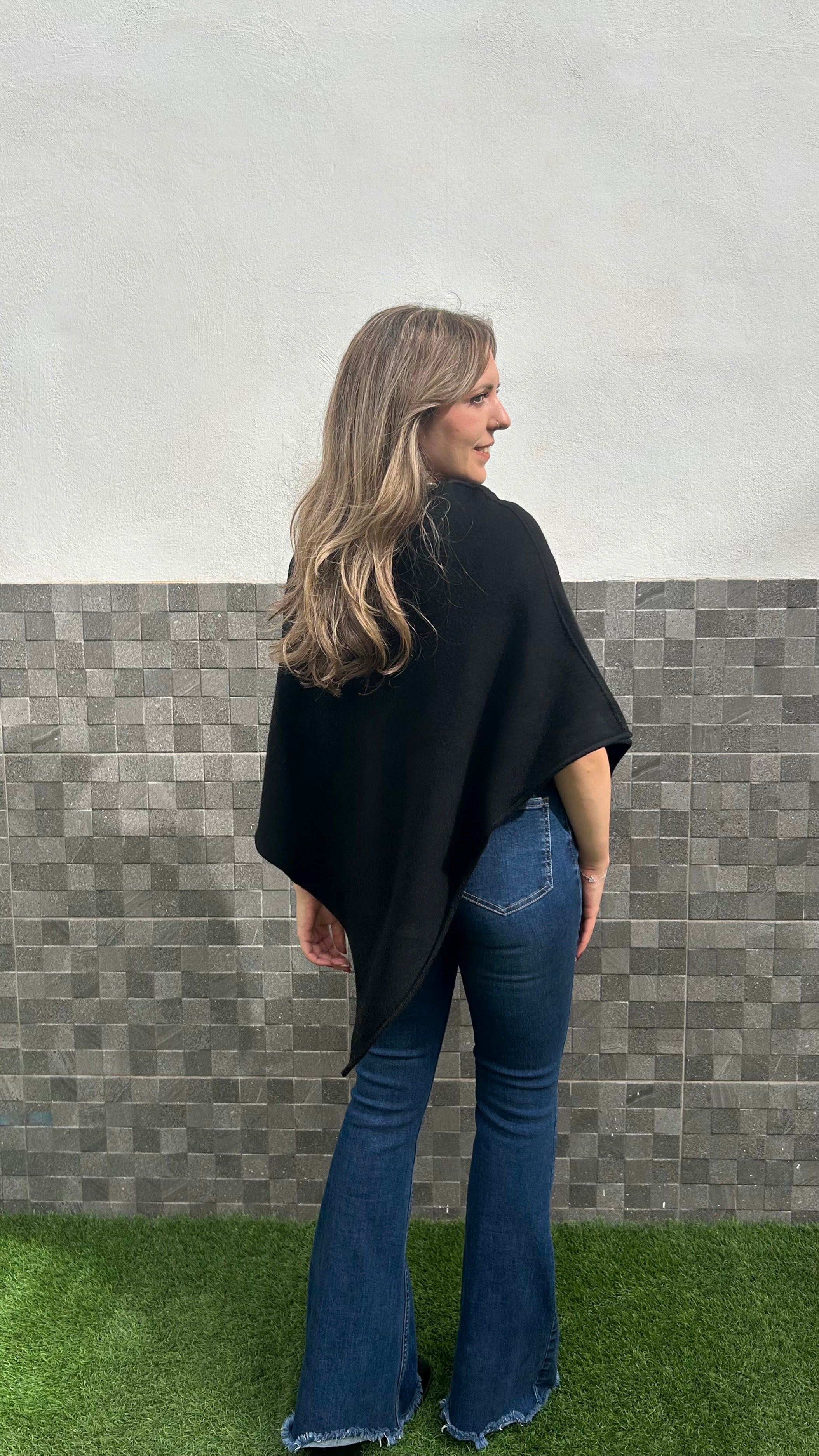 Poncho pico asimétrico negro