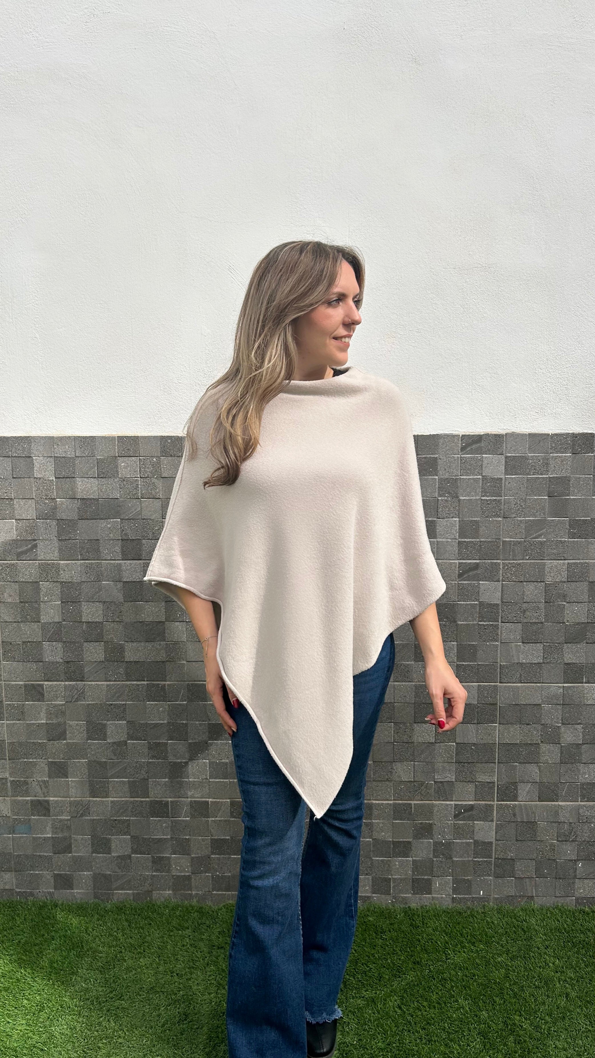Poncho pico asimétrico beige