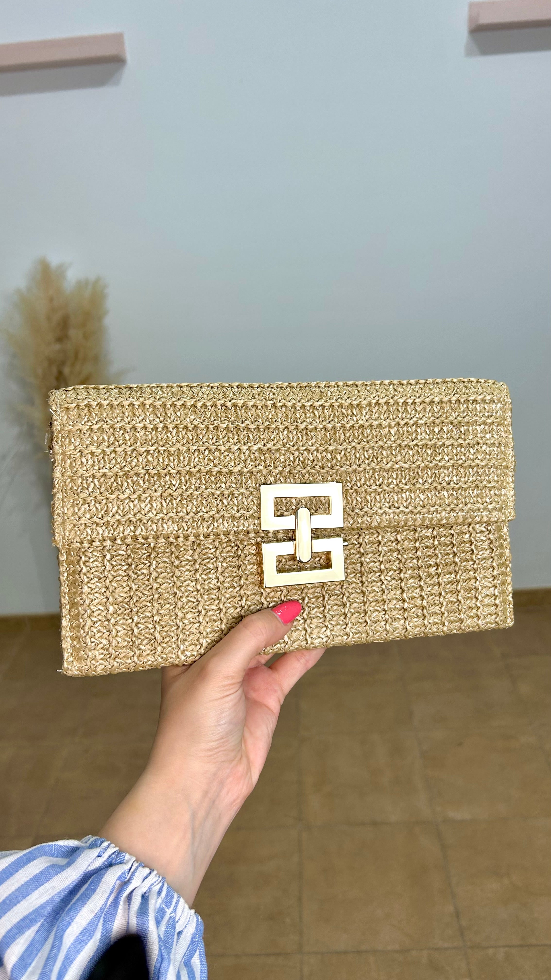 CLUTCH RAFIA CIERRE DORADO