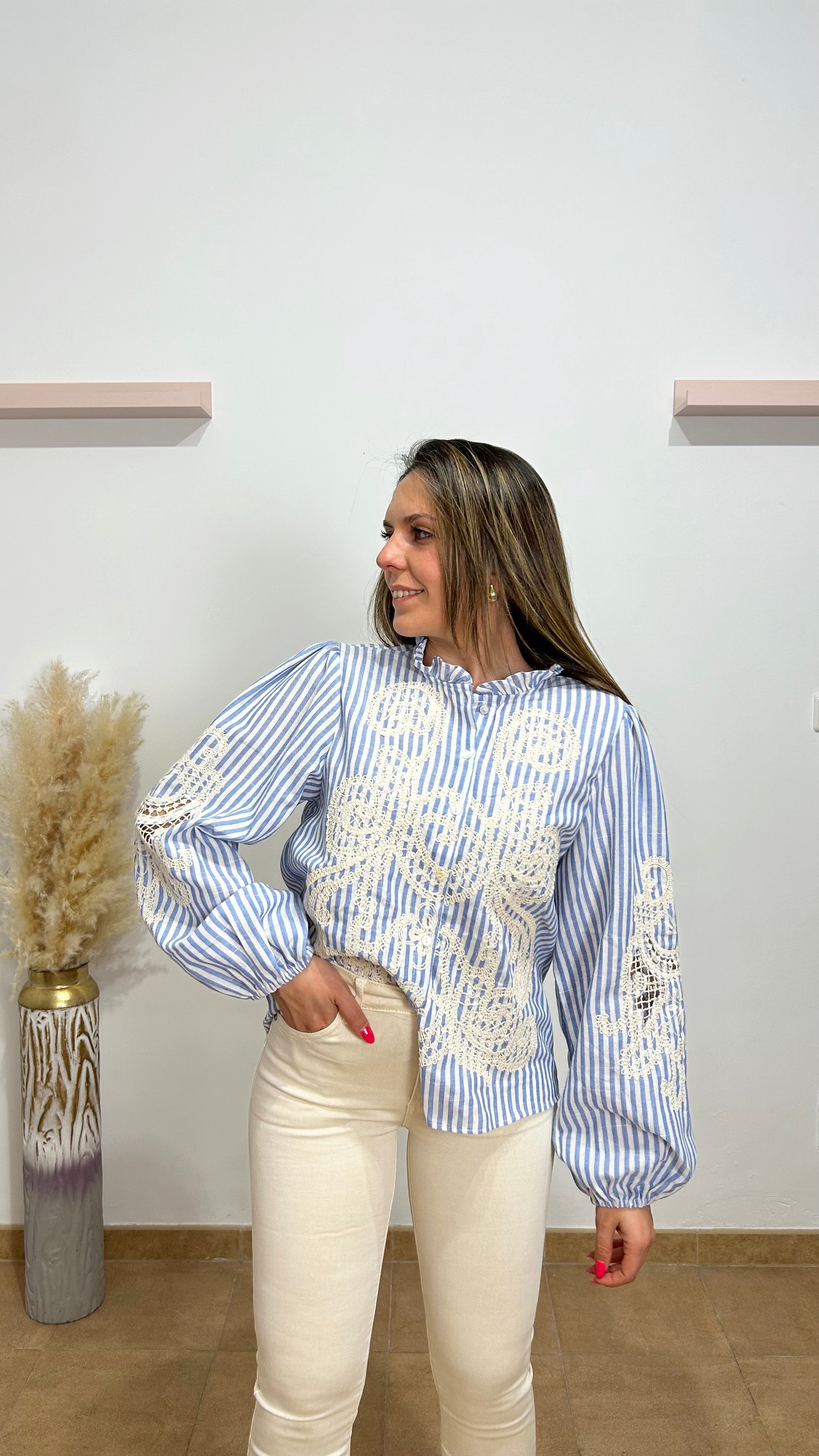 Pantalón denim flare desflecado beige