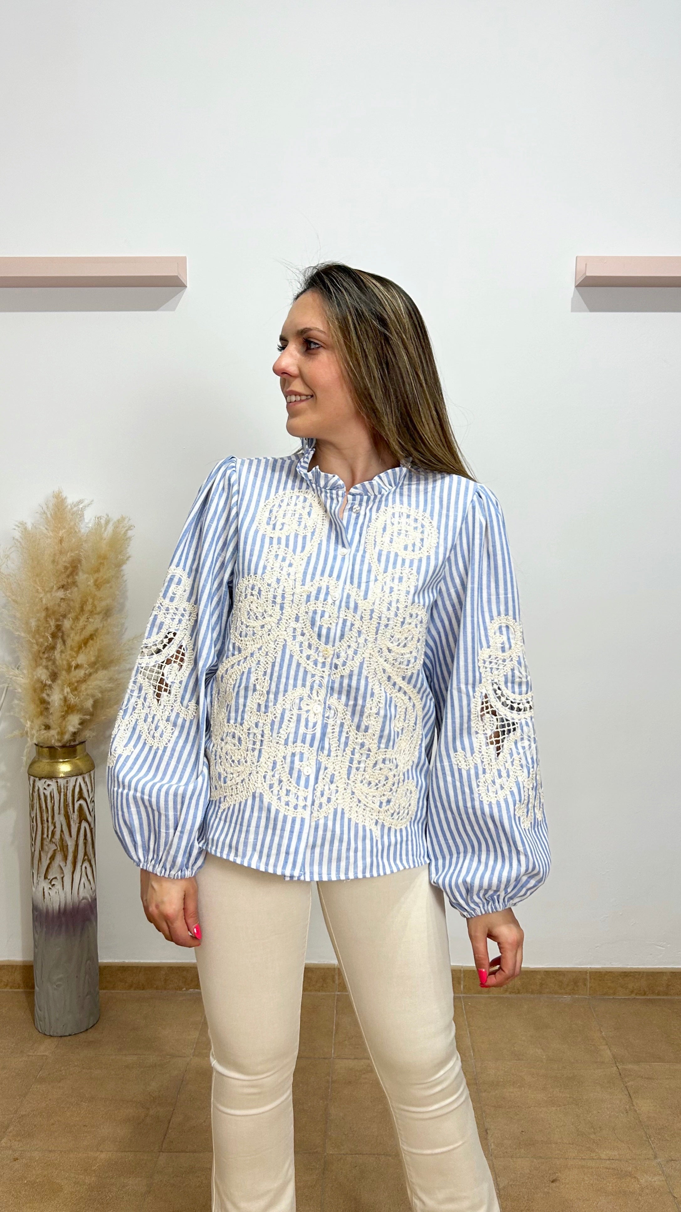 CAMISA RAYAS BORDADA BEIGE