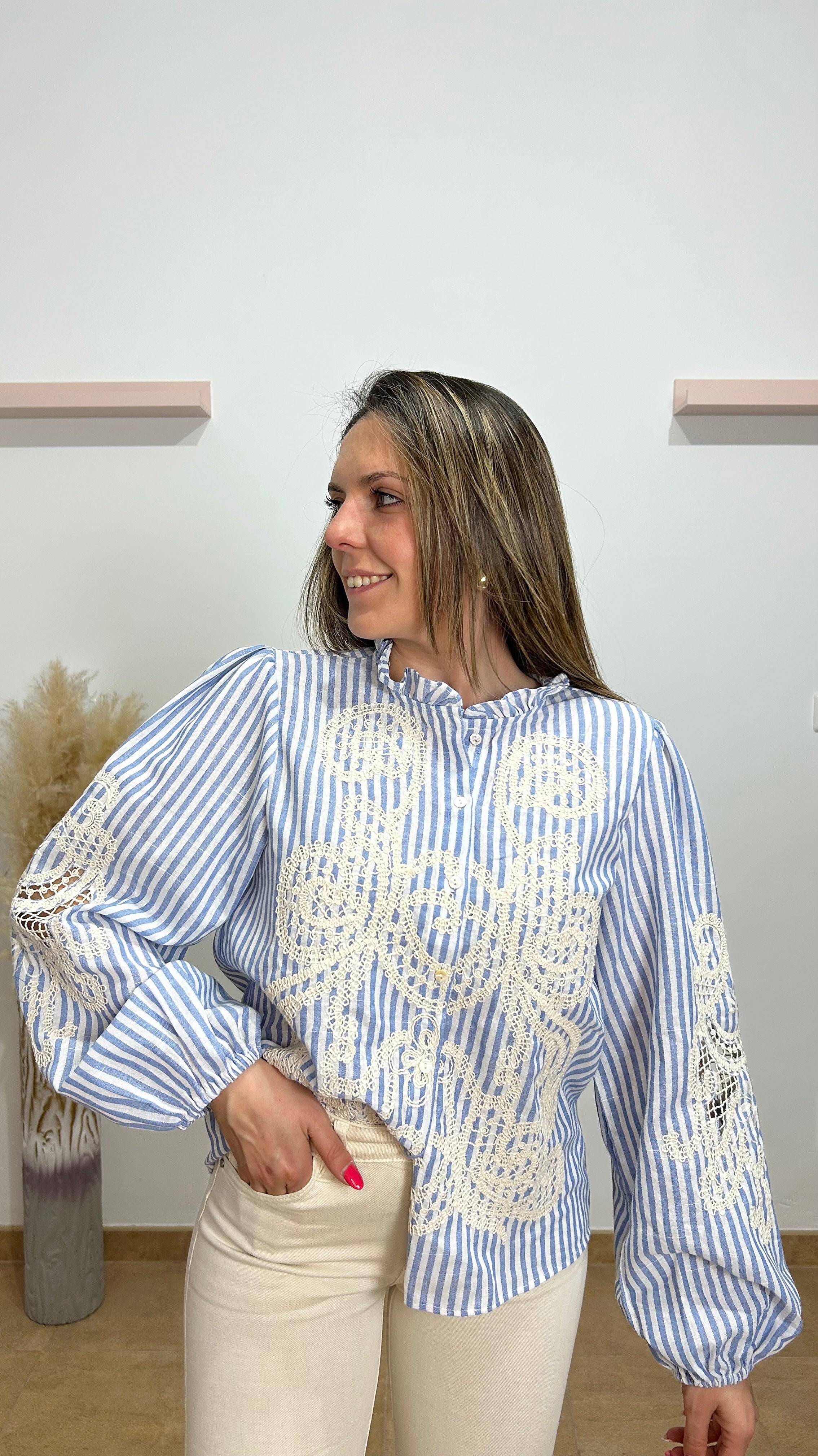 CAMISA RAYAS BORDADA BEIGE