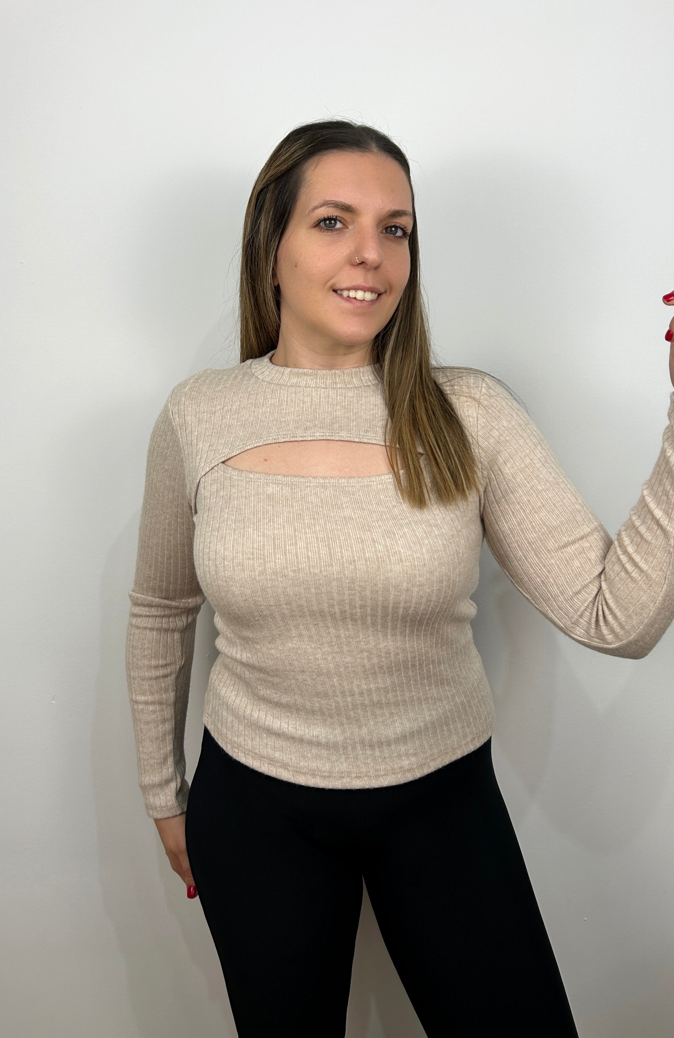 Maglione beige con apertura sullo scollo