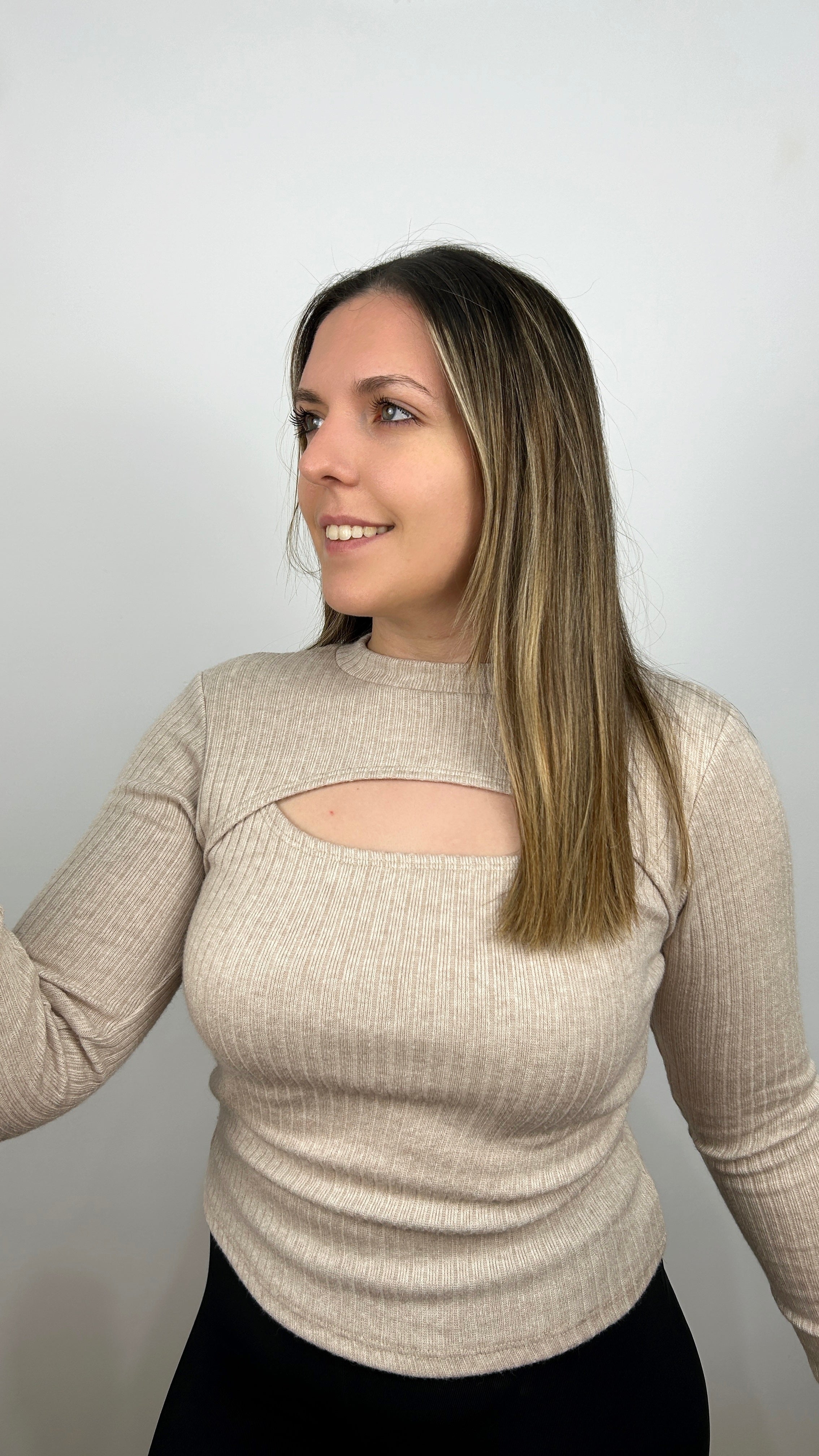 Maglione beige con apertura sullo scollo