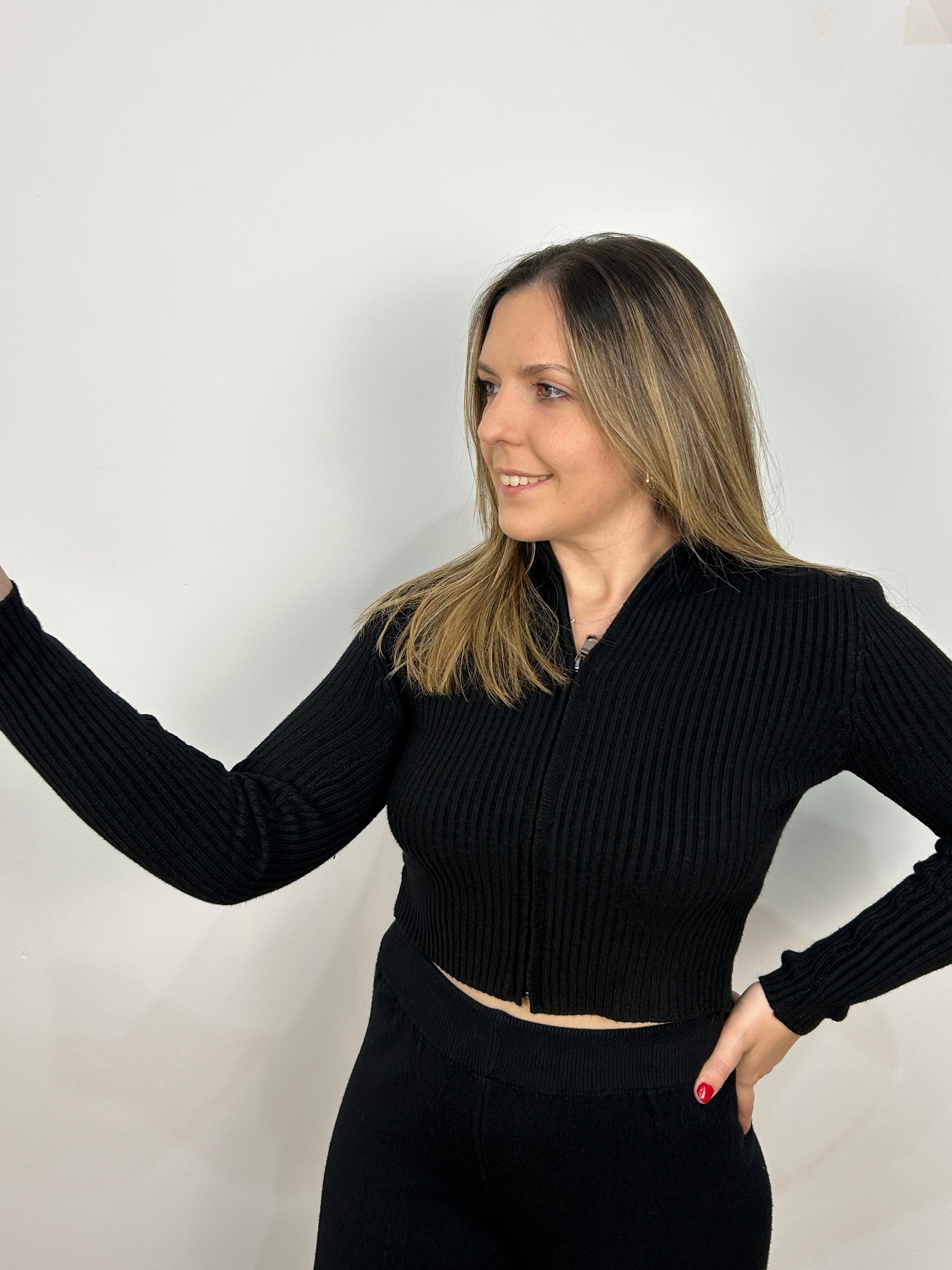 Maglione corto nero con cerniera
