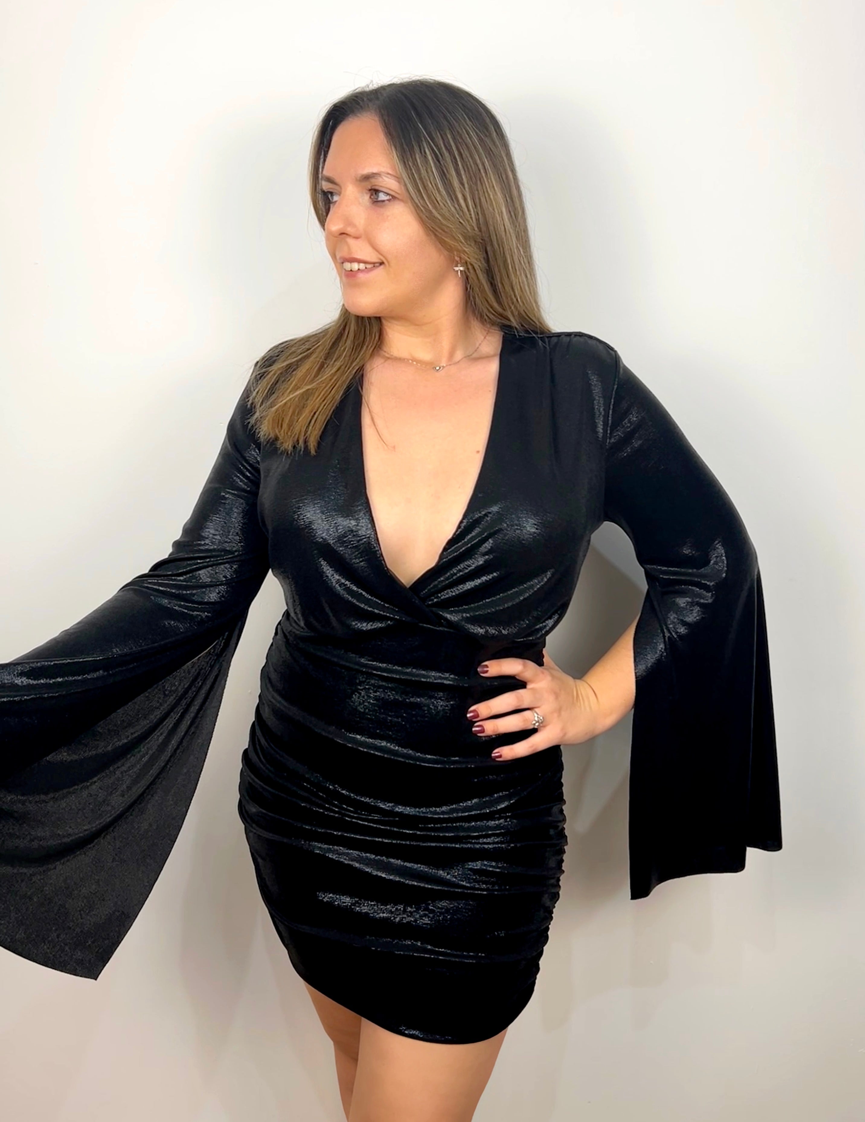 Abito nero con maniche svasate