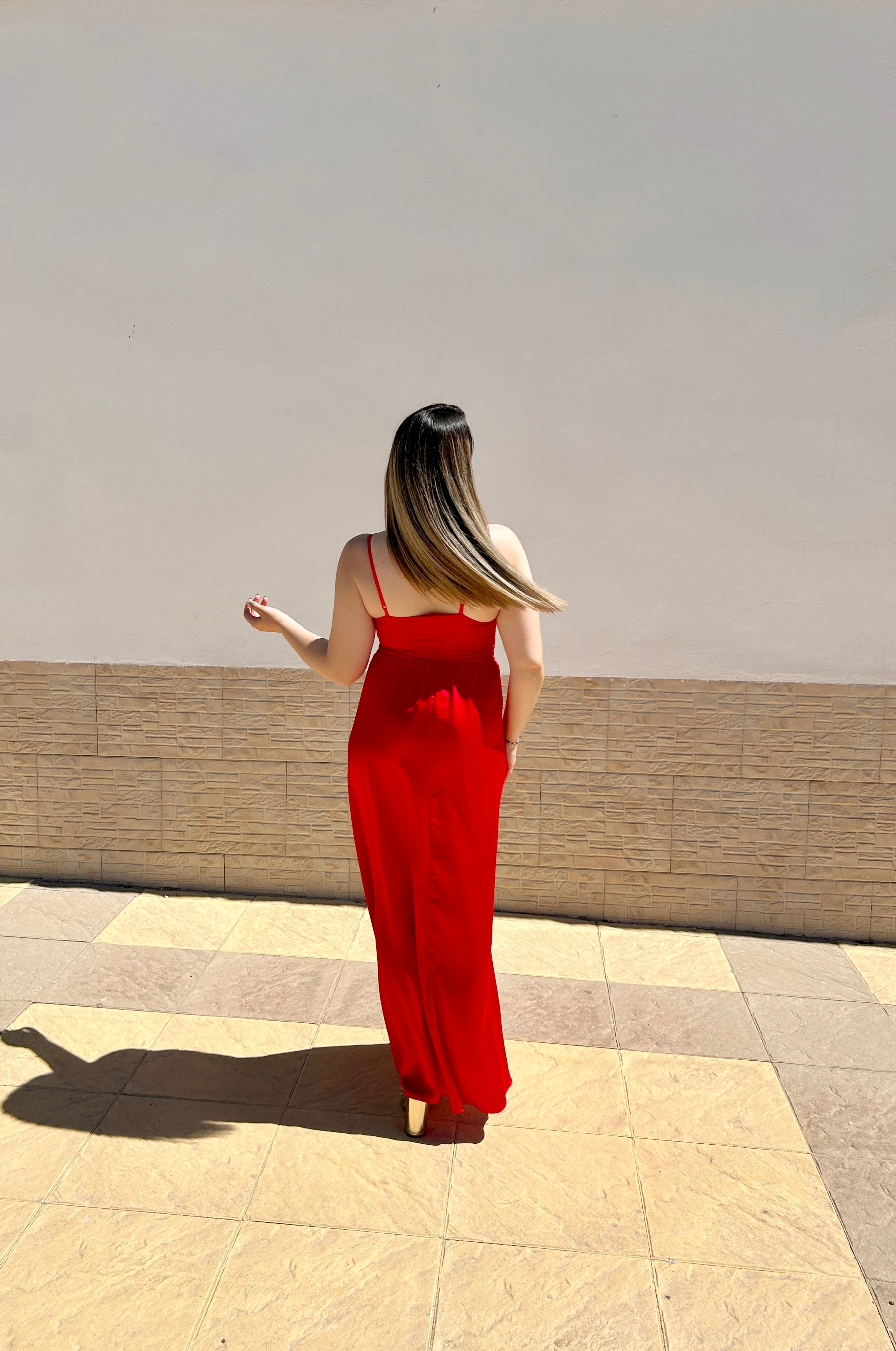 Abito midi rosso con scollo a fessura