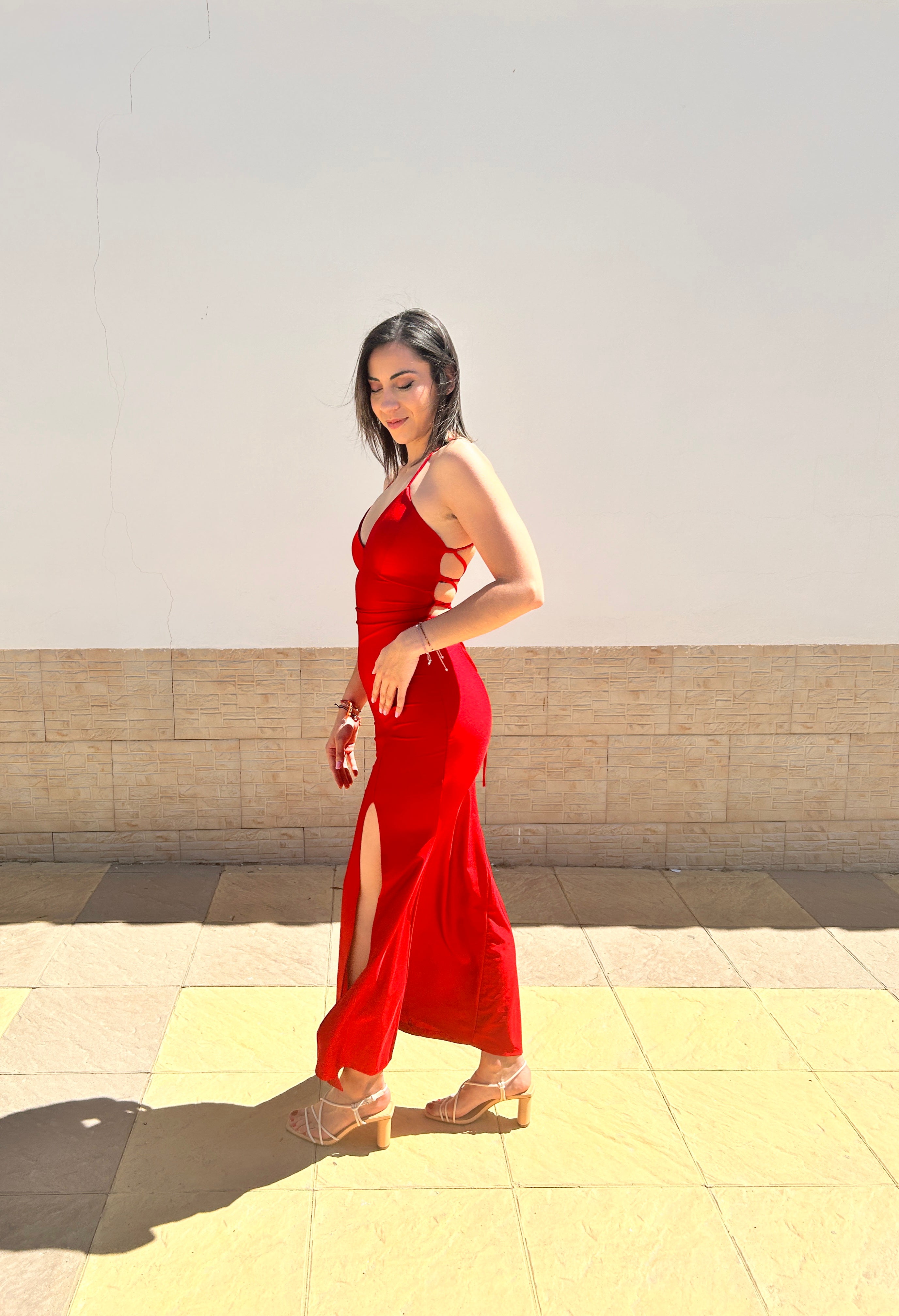 Abito rosso in raso intrecciato sul retro