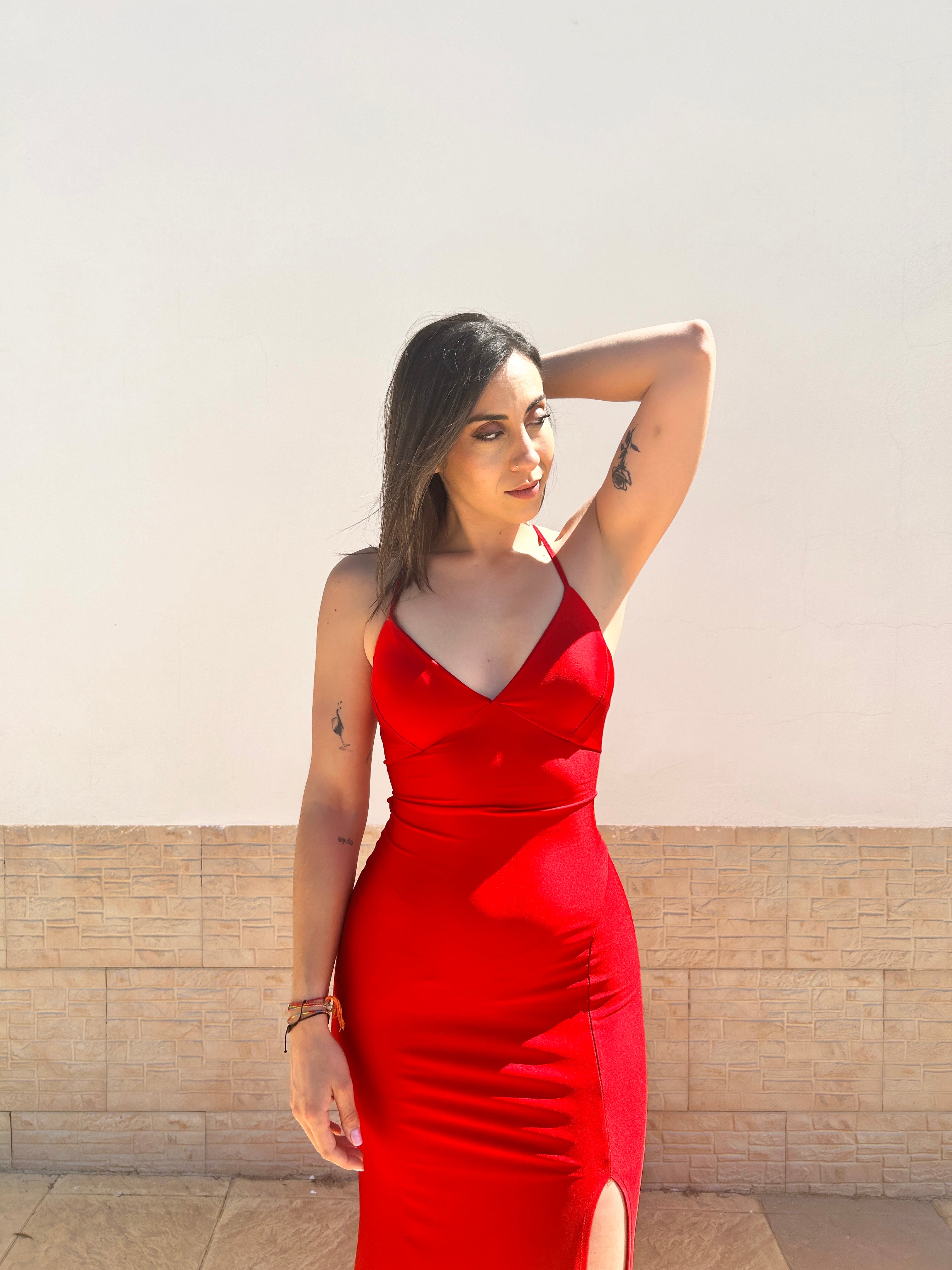 Abito rosso in raso intrecciato sul retro